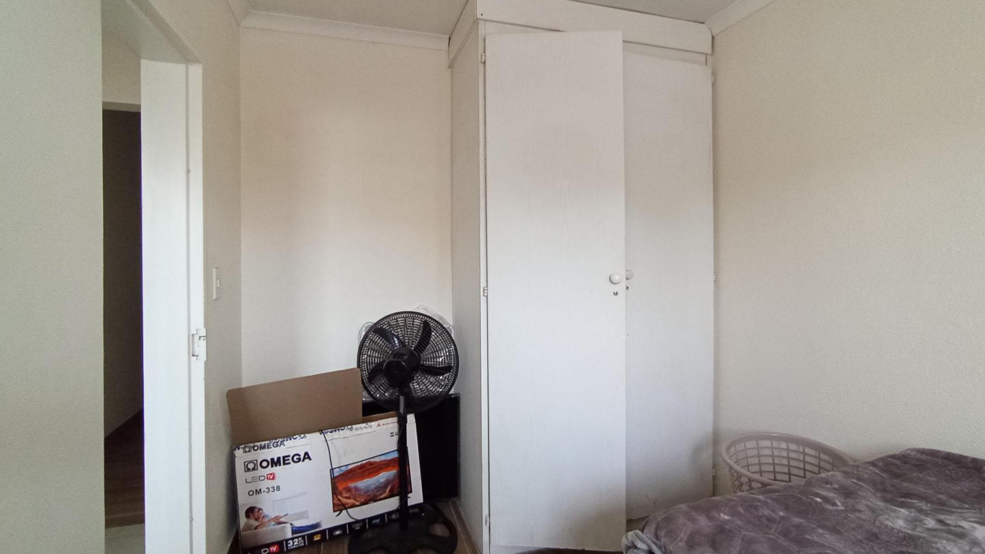 Bed Room 1 - 9 square meters of property in Vorna Valley