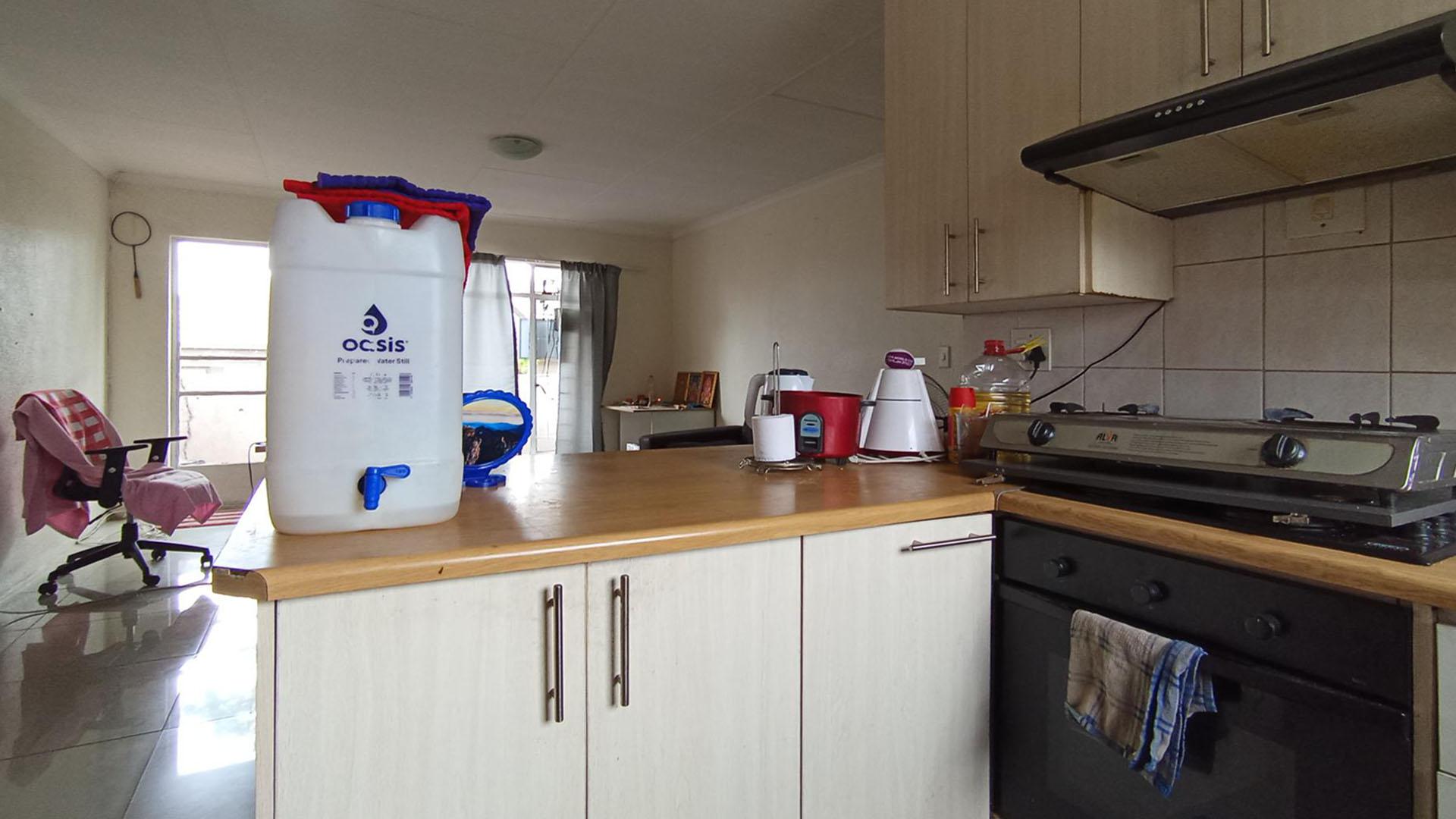 Kitchen - 7 square meters of property in Vorna Valley