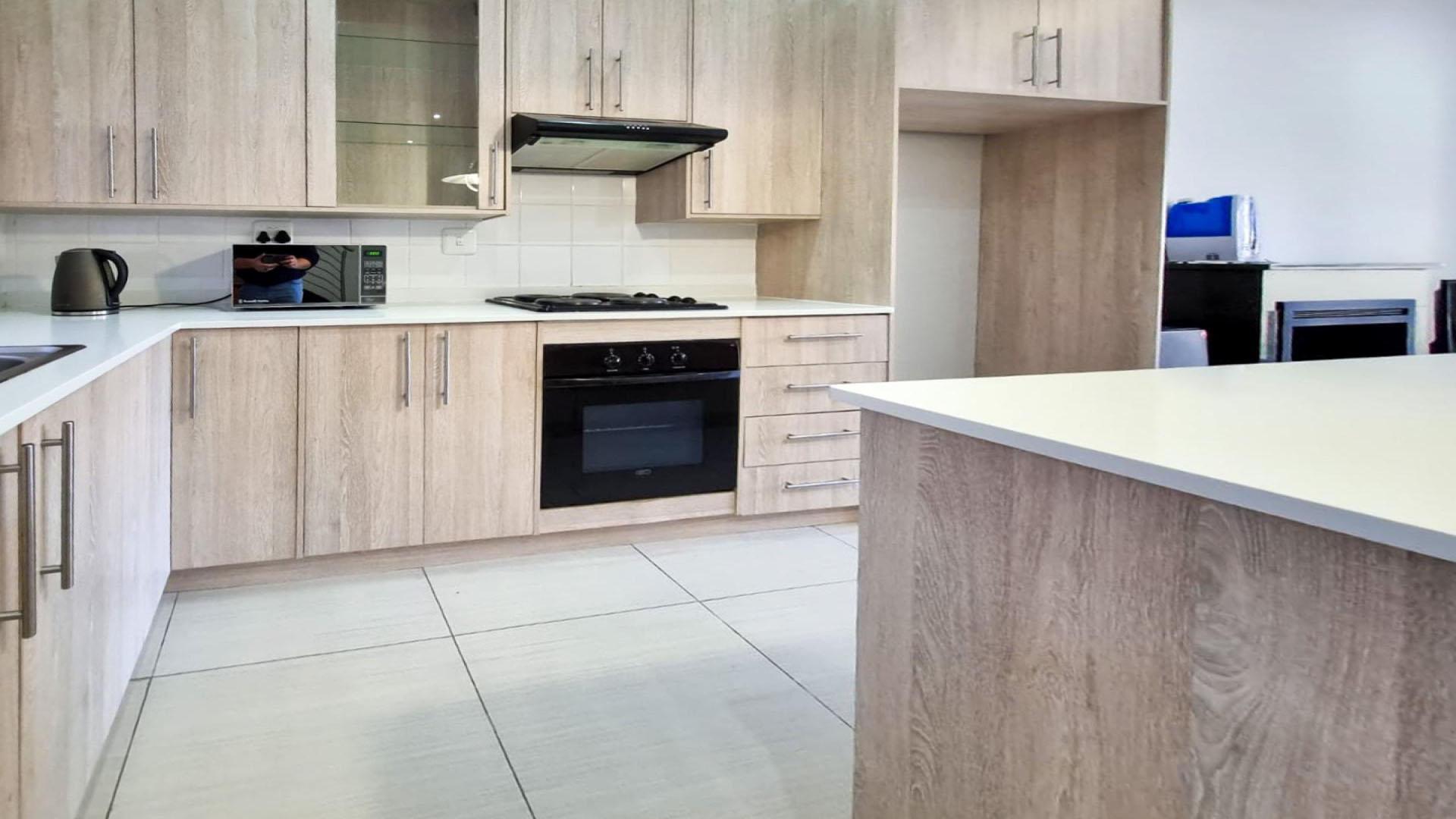 Kitchen of property in Shellyvale