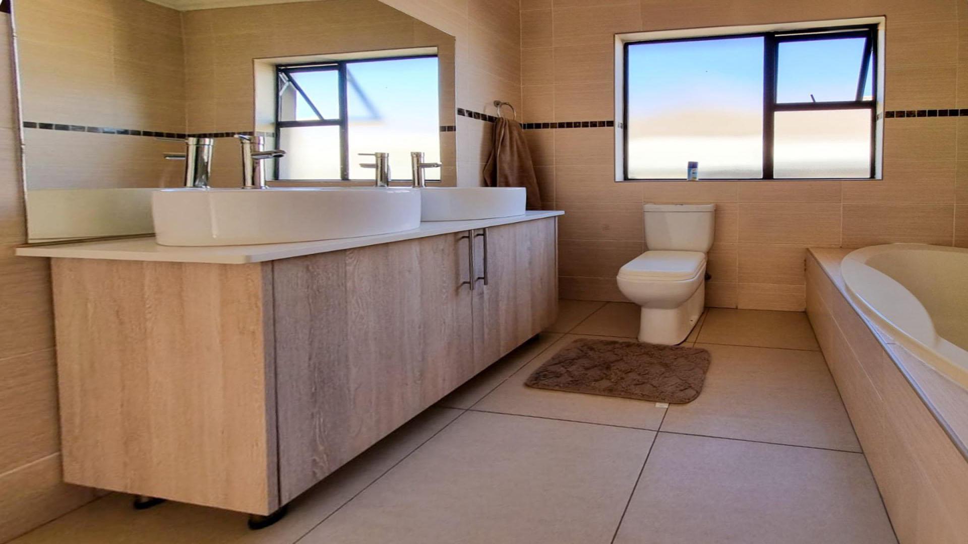 Main Bathroom of property in Shellyvale