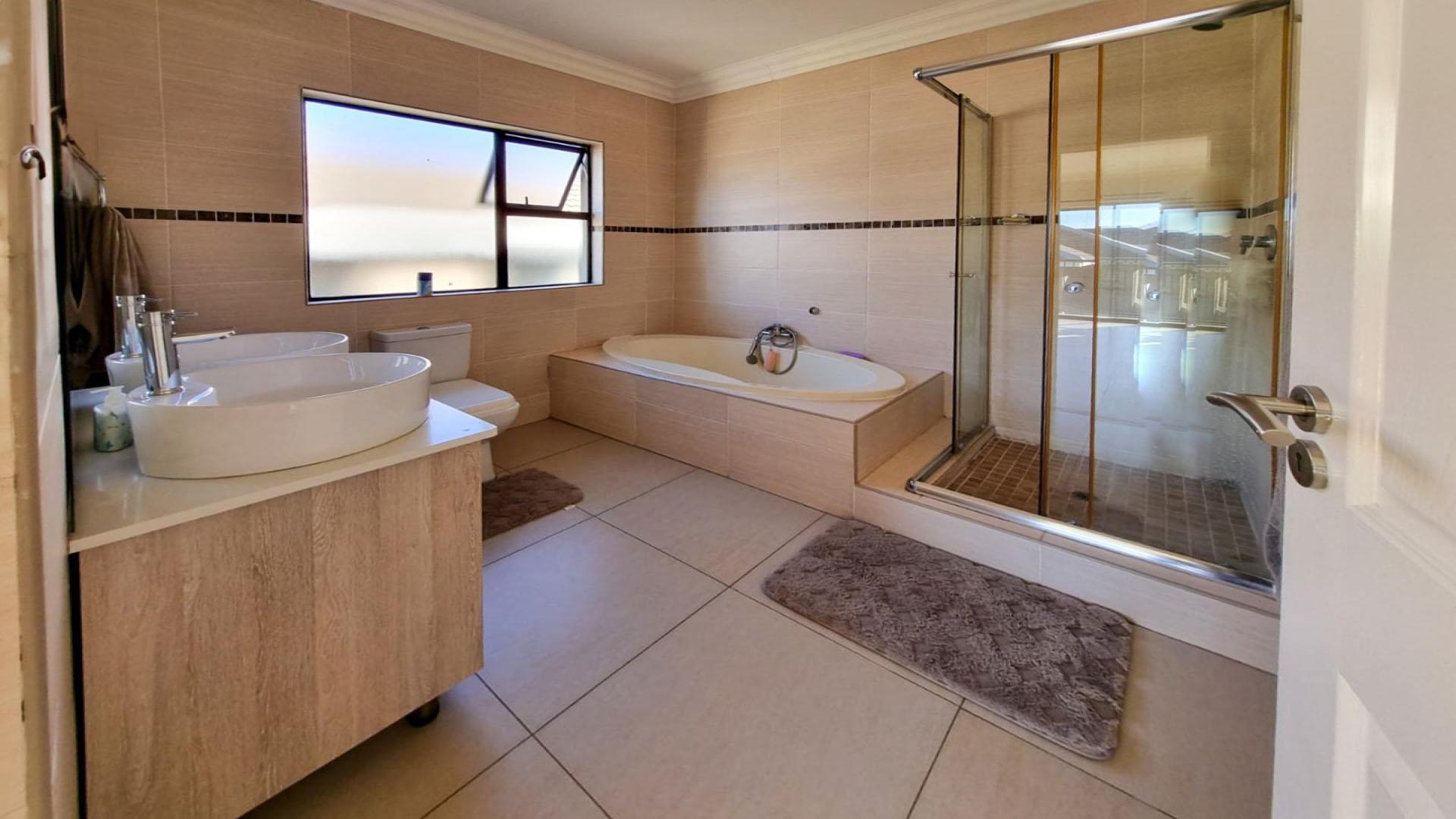 Main Bathroom of property in Shellyvale