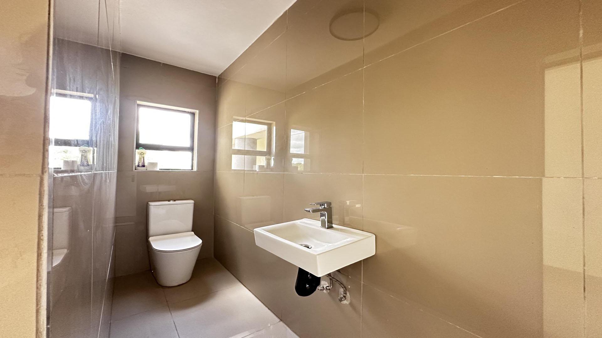 Bathroom 1 of property in Riverside Park