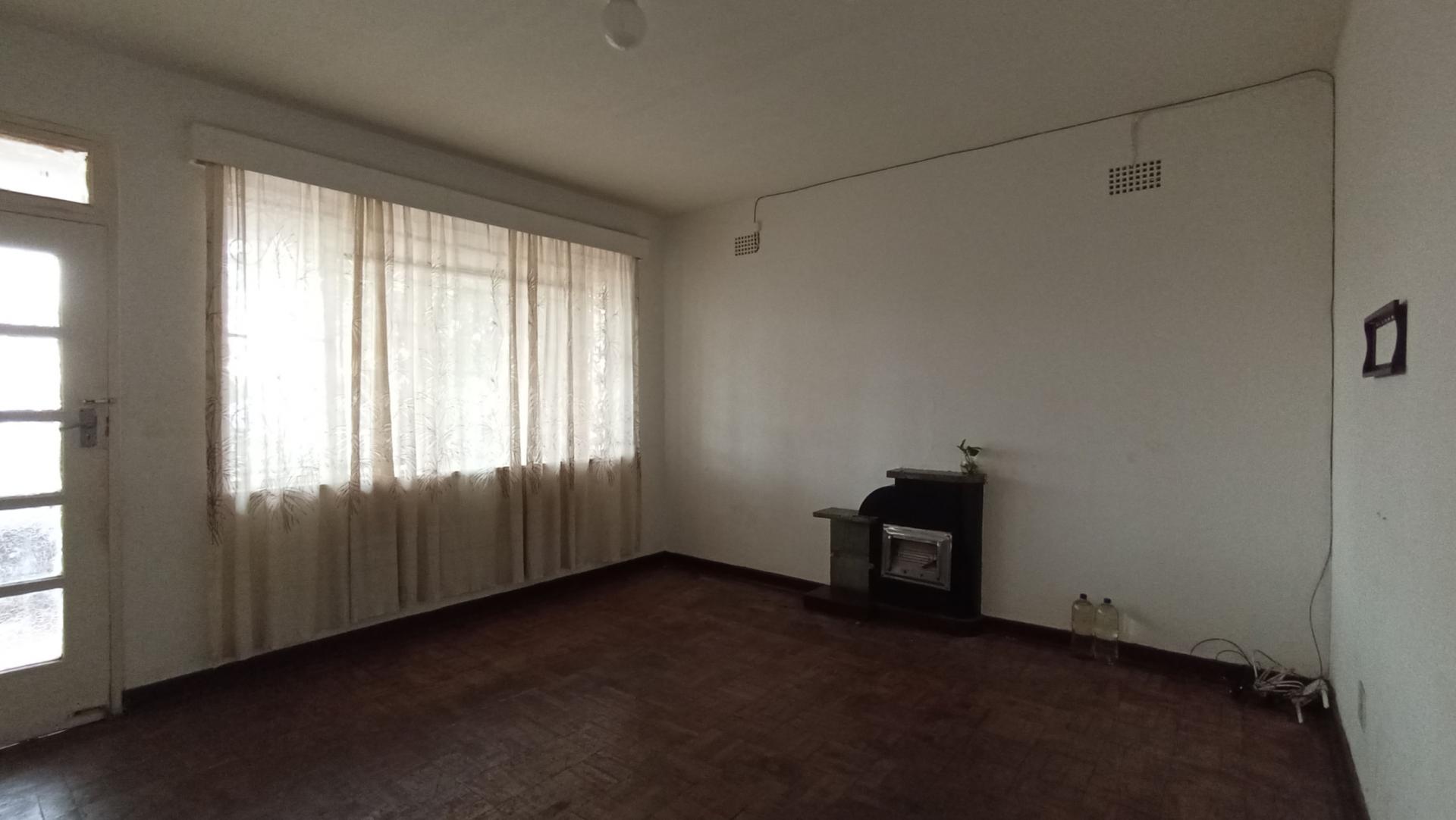 Lounges - 20 square meters of property in Rosettenville