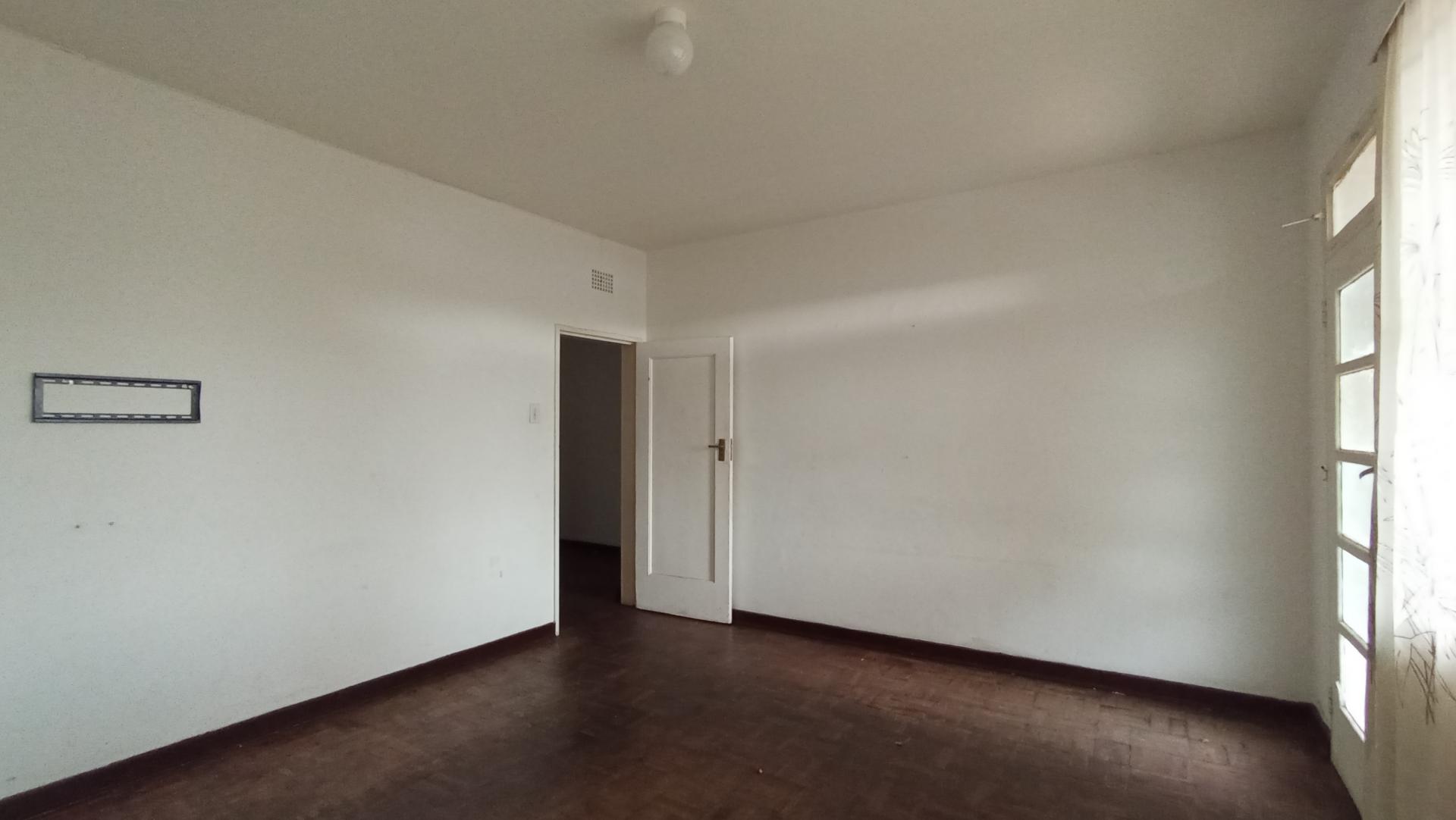 Lounges - 20 square meters of property in Rosettenville