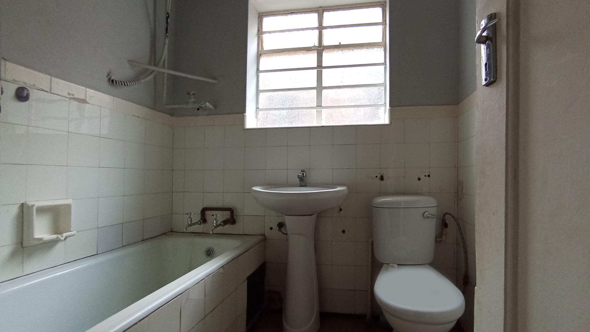 Bathroom 1 - 5 square meters of property in Rosettenville
