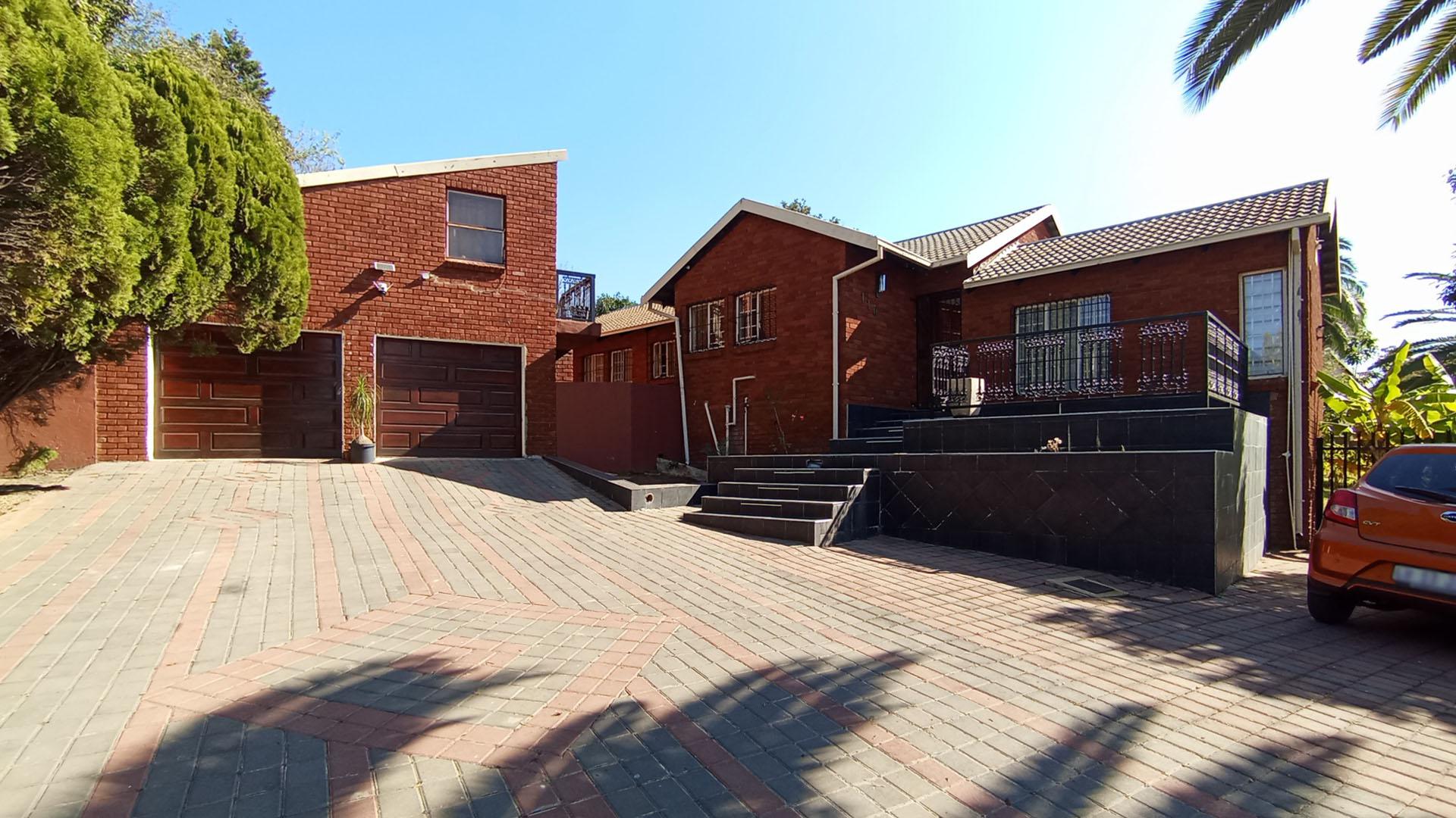 Front View of property in Heuweloord