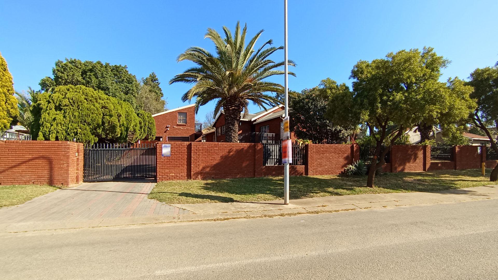Front View of property in Heuweloord