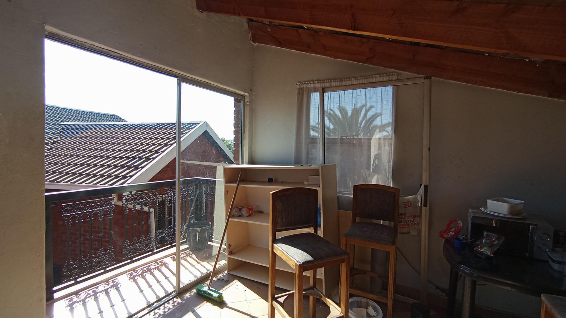 Spaces - 64 square meters of property in Heuweloord