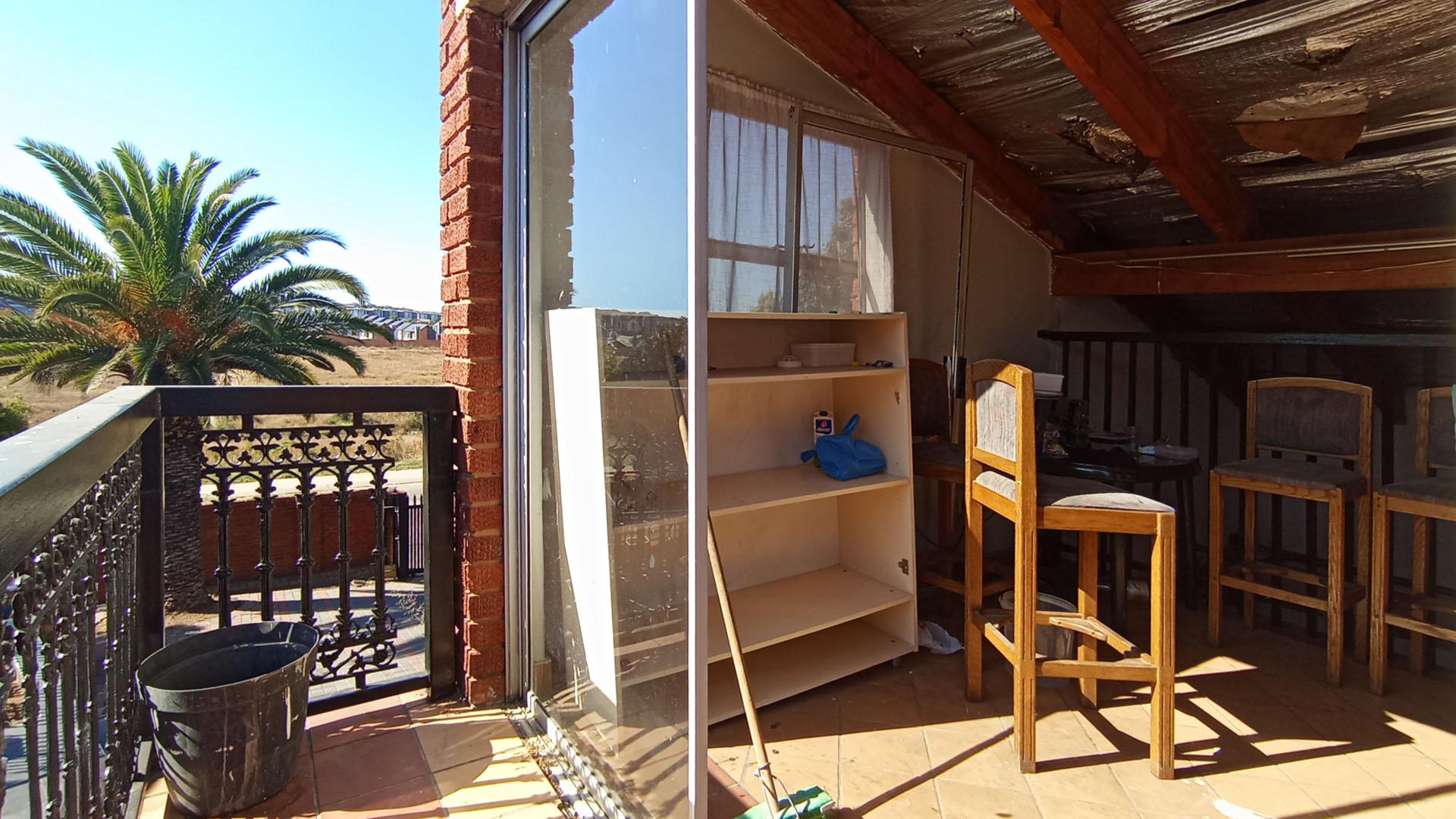 Spaces - 64 square meters of property in Heuweloord