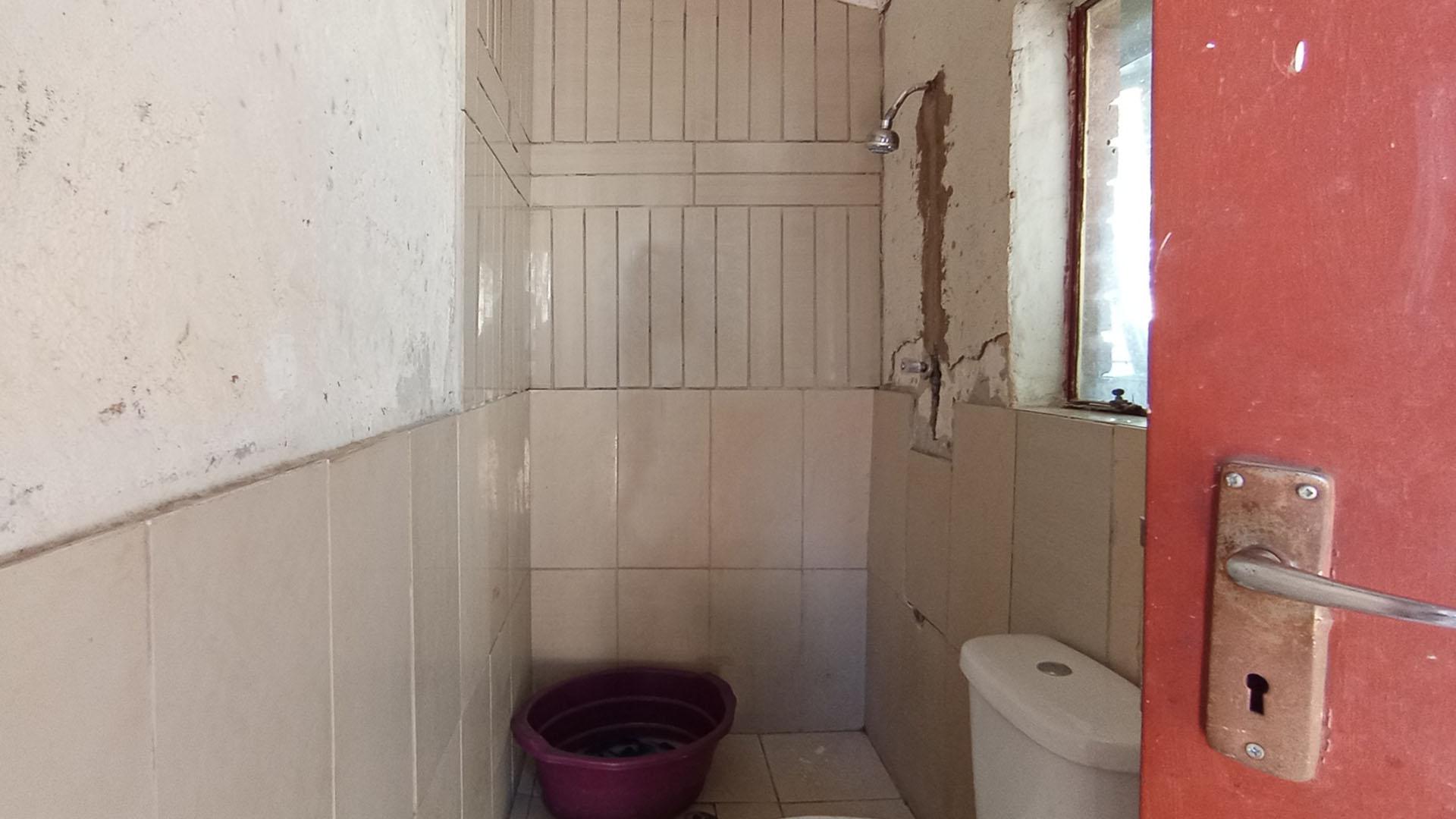 Staff Bathroom - 4 square meters of property in Heuweloord