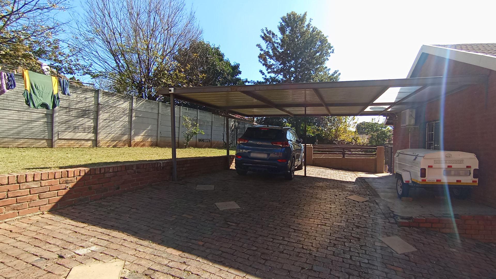 Front View of property in Heuweloord