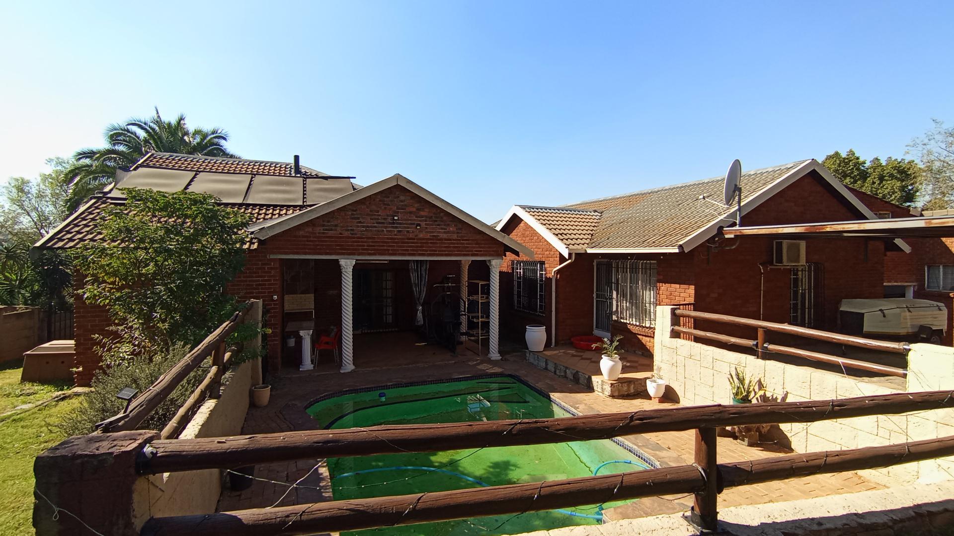 Backyard of property in Heuweloord