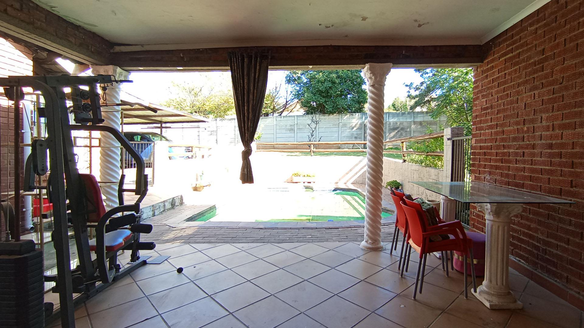 Patio - 61 square meters of property in Heuweloord