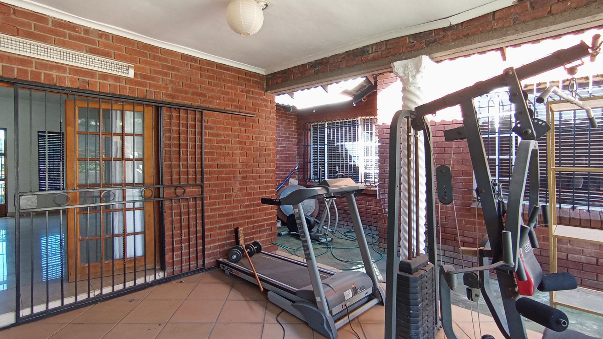 Patio - 61 square meters of property in Heuweloord