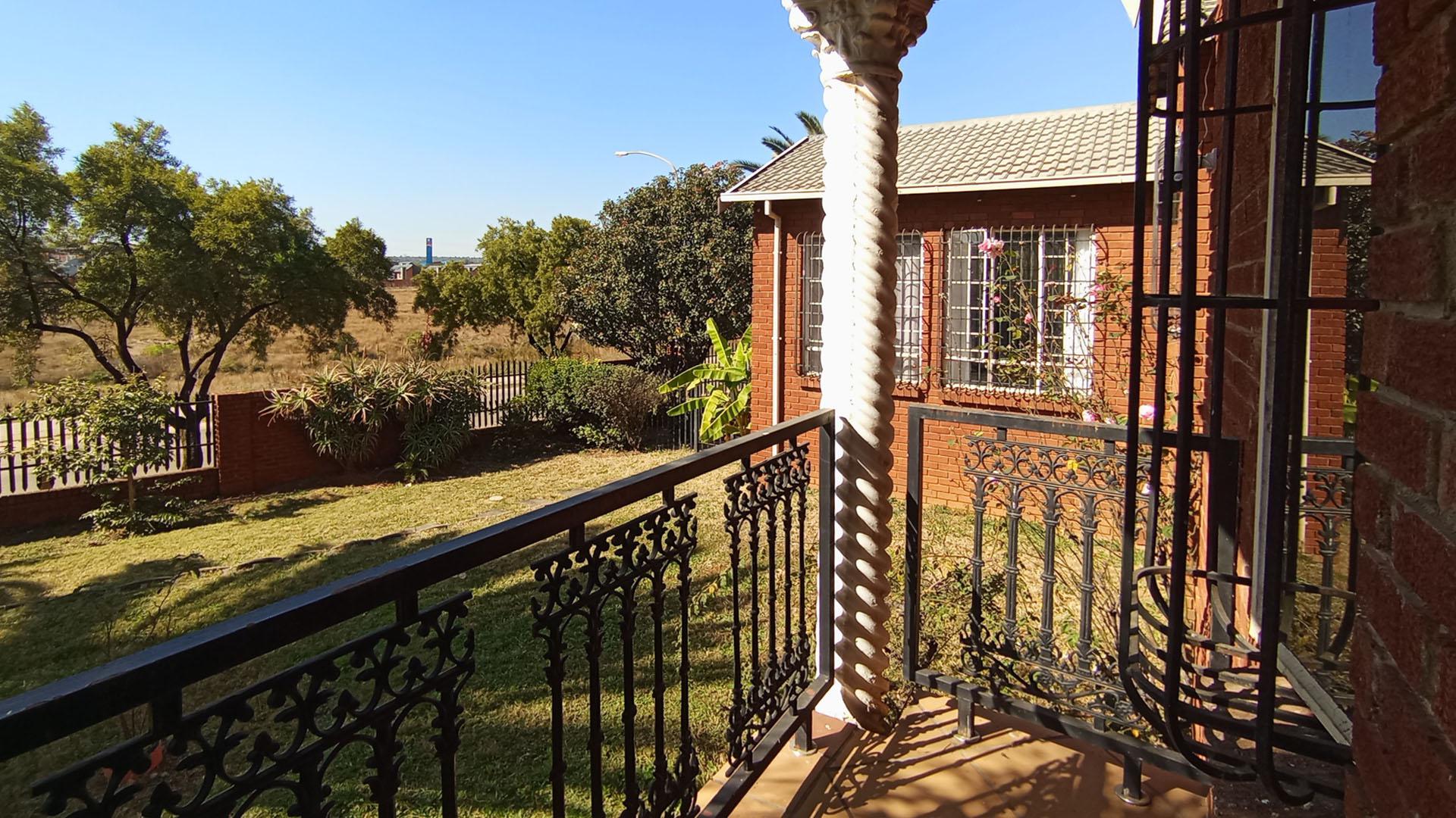 Patio - 61 square meters of property in Heuweloord