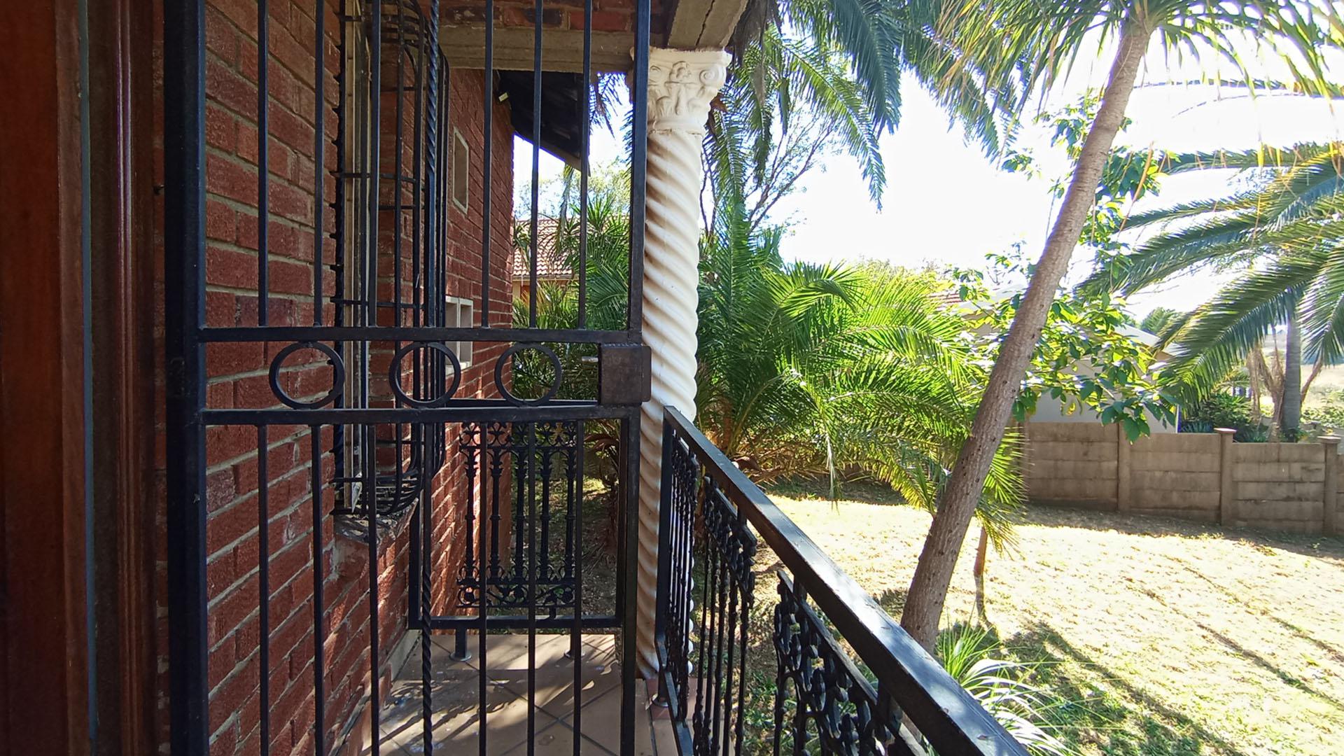 Patio - 61 square meters of property in Heuweloord