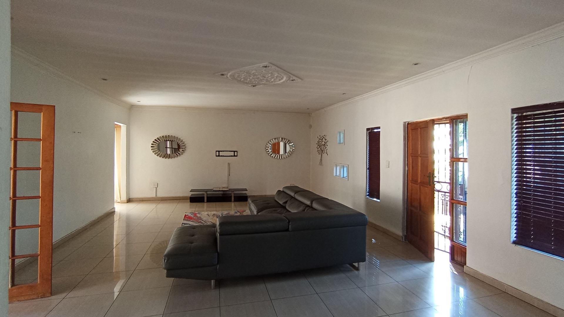 Lounges - 45 square meters of property in Heuweloord