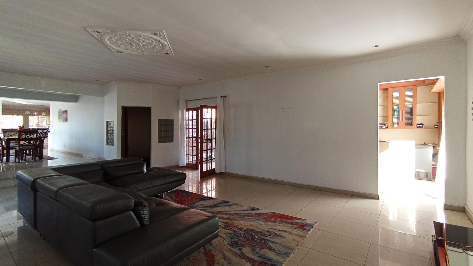 Lounges - 45 square meters of property in Heuweloord