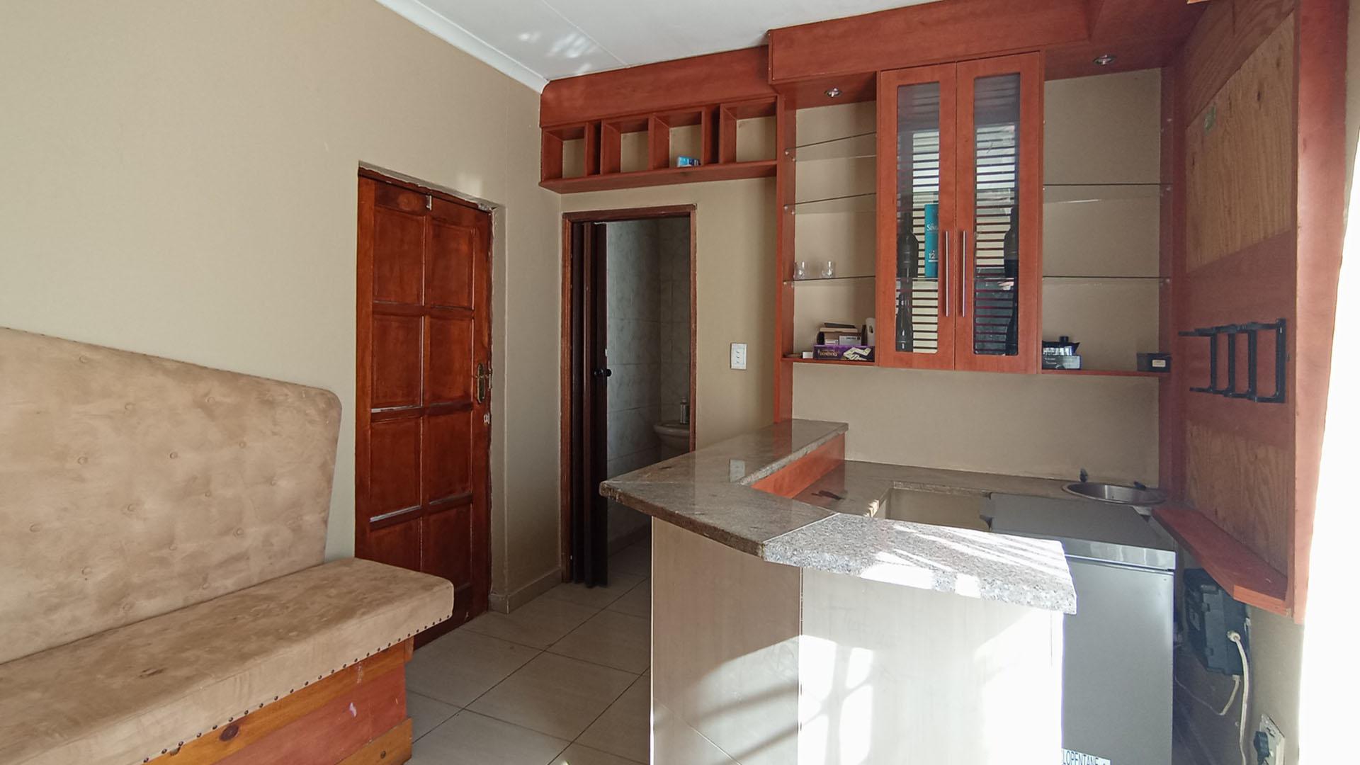 Spaces - 64 square meters of property in Heuweloord