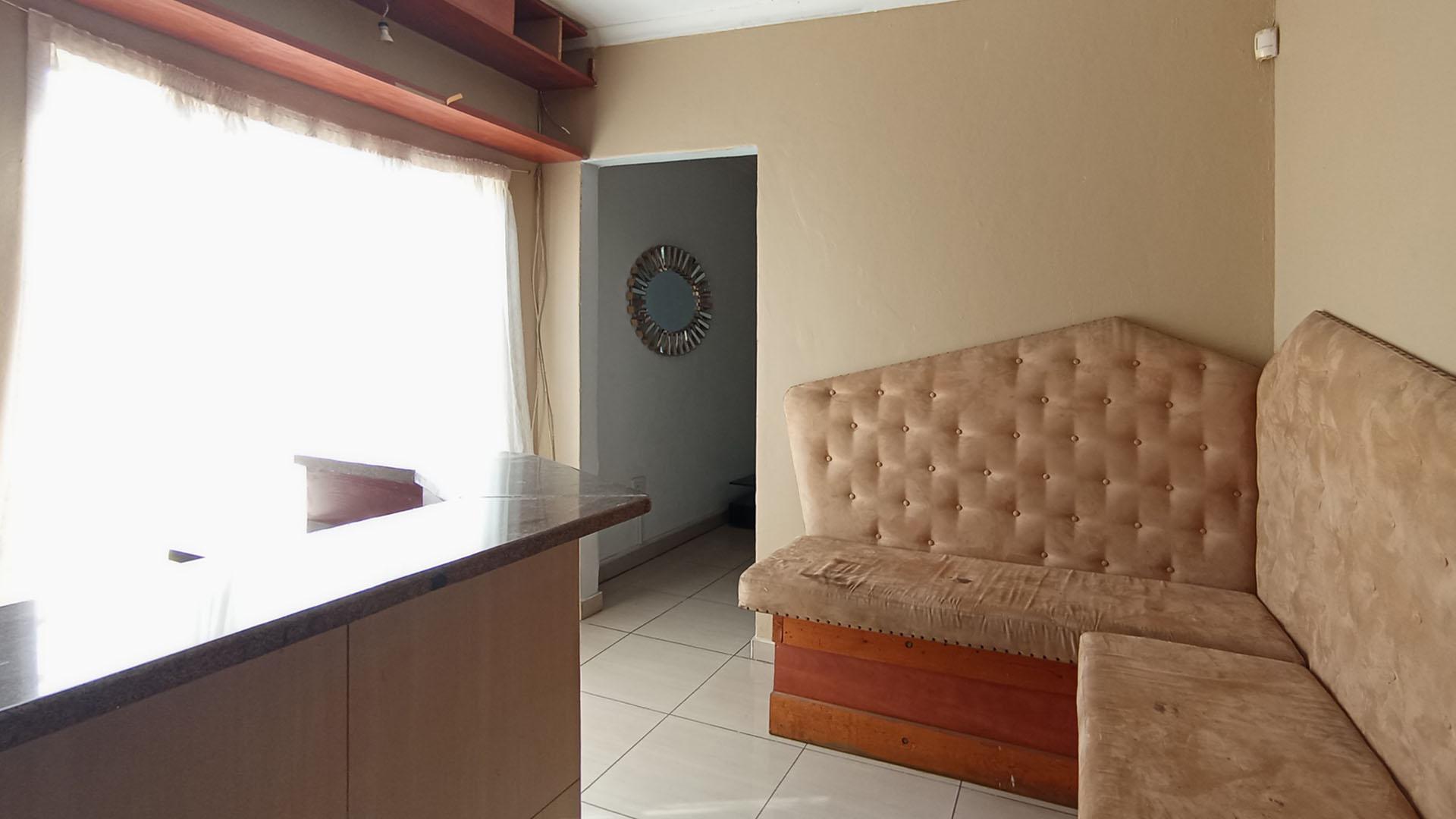 Spaces - 64 square meters of property in Heuweloord