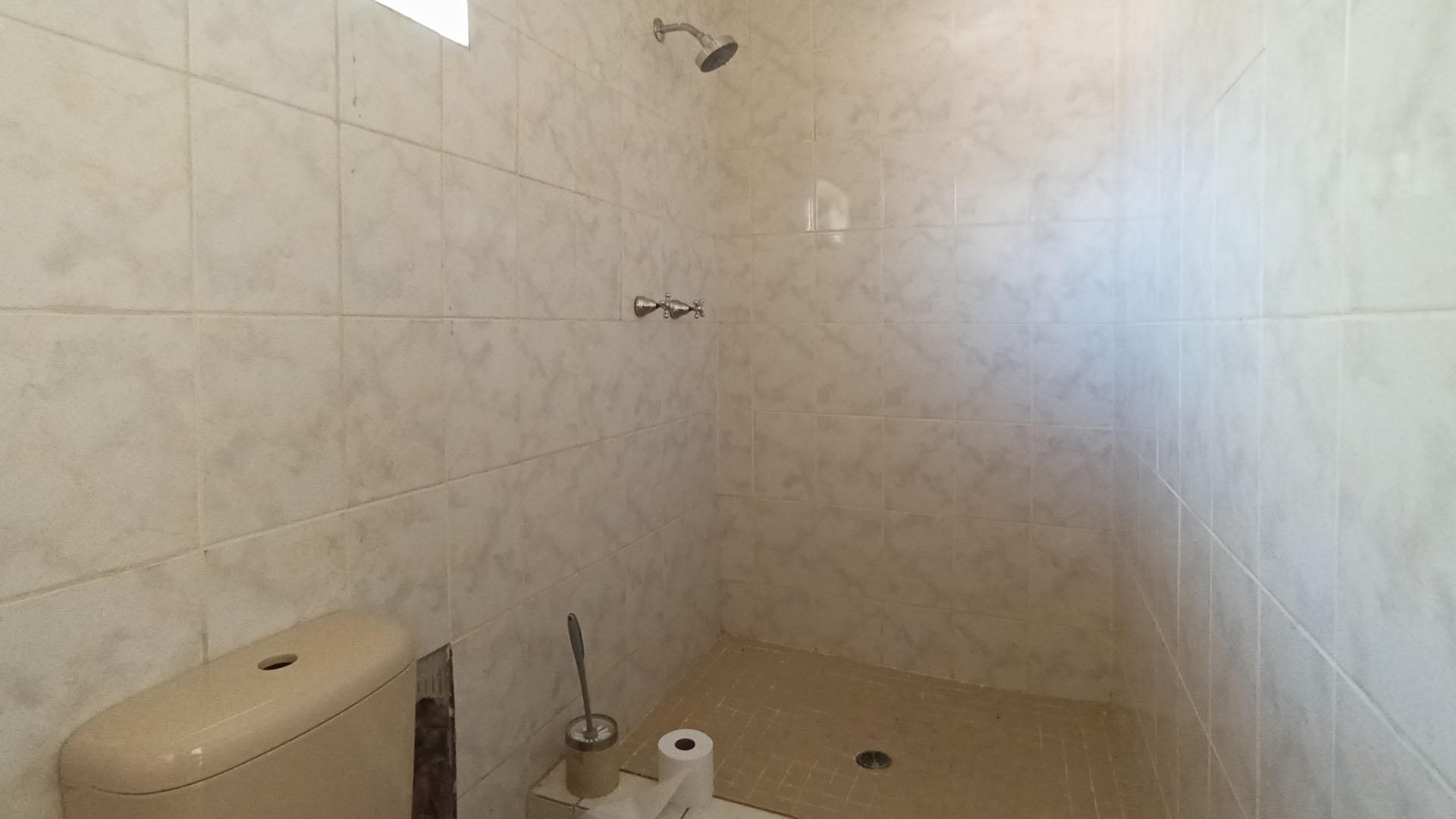 Guest Toilet - 4 square meters of property in Heuweloord