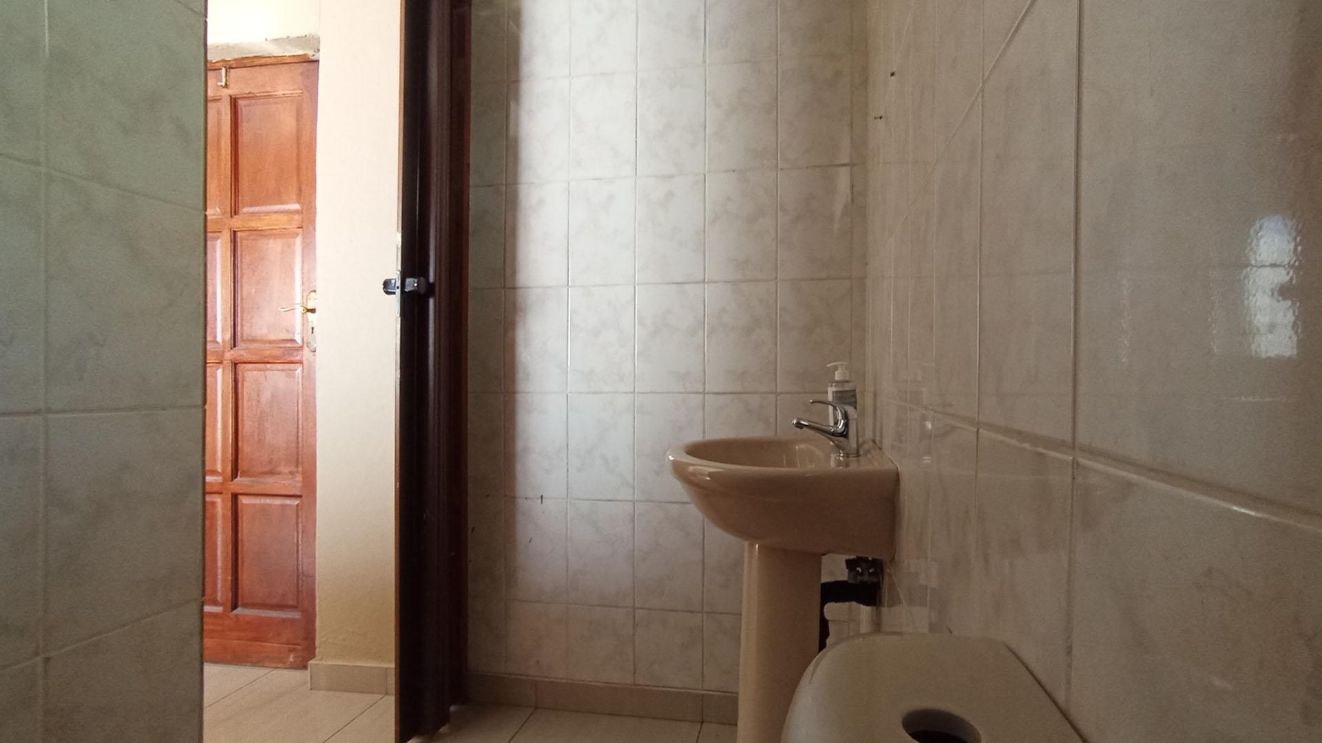 Guest Toilet - 4 square meters of property in Heuweloord
