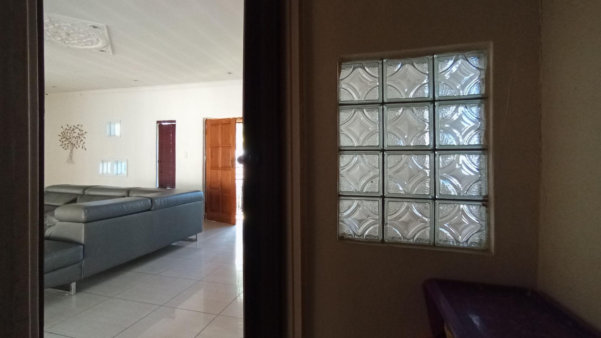 Spaces - 64 square meters of property in Heuweloord