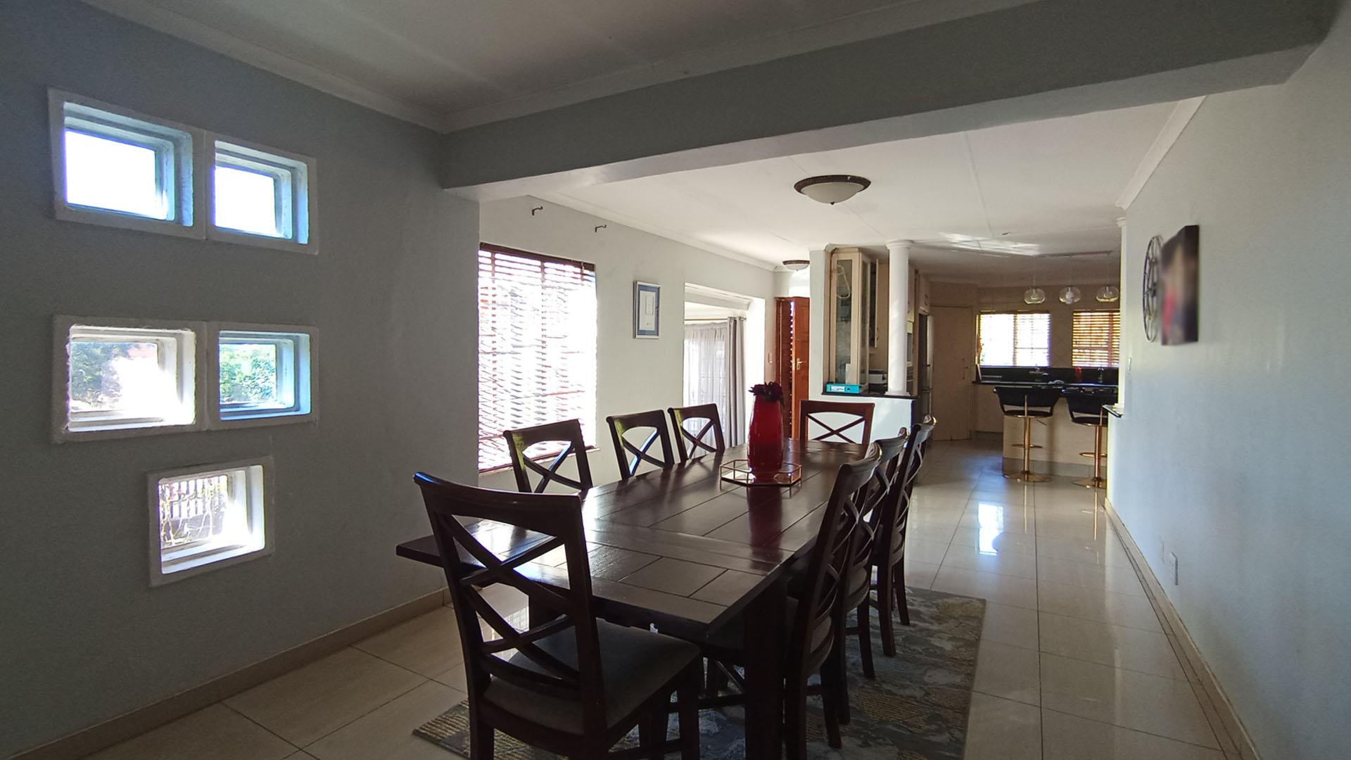 Dining Room - 20 square meters of property in Heuweloord