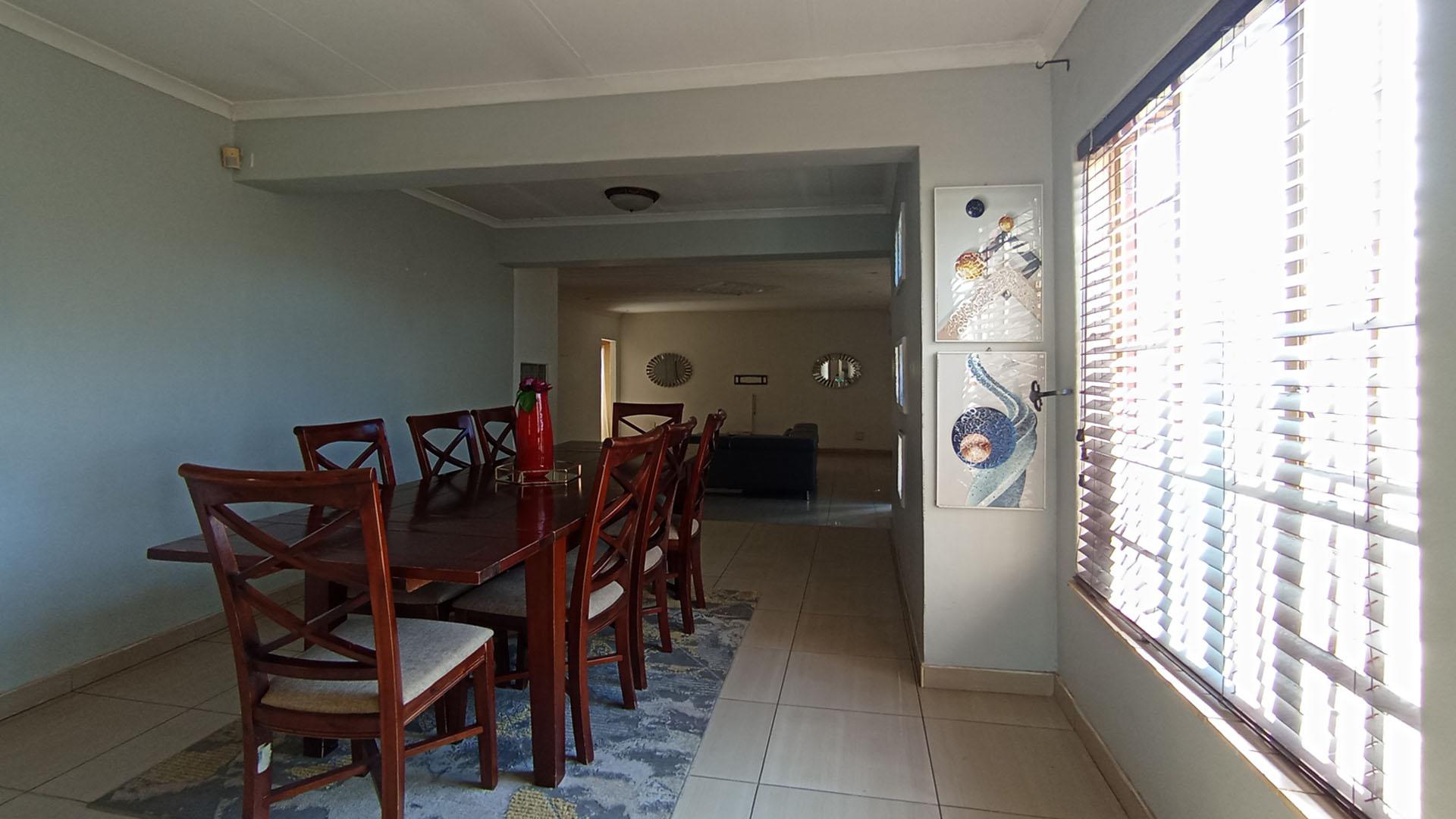 Dining Room - 20 square meters of property in Heuweloord