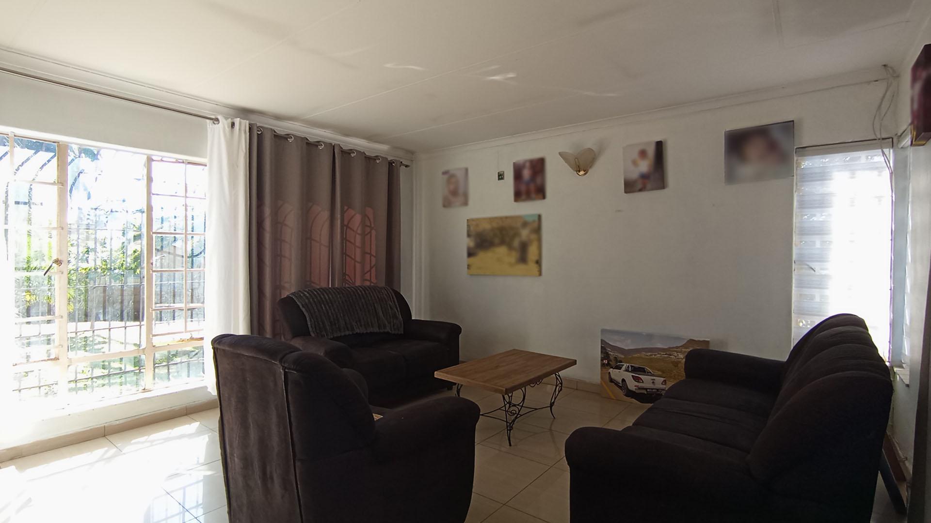 Informal Lounge - 23 square meters of property in Heuweloord