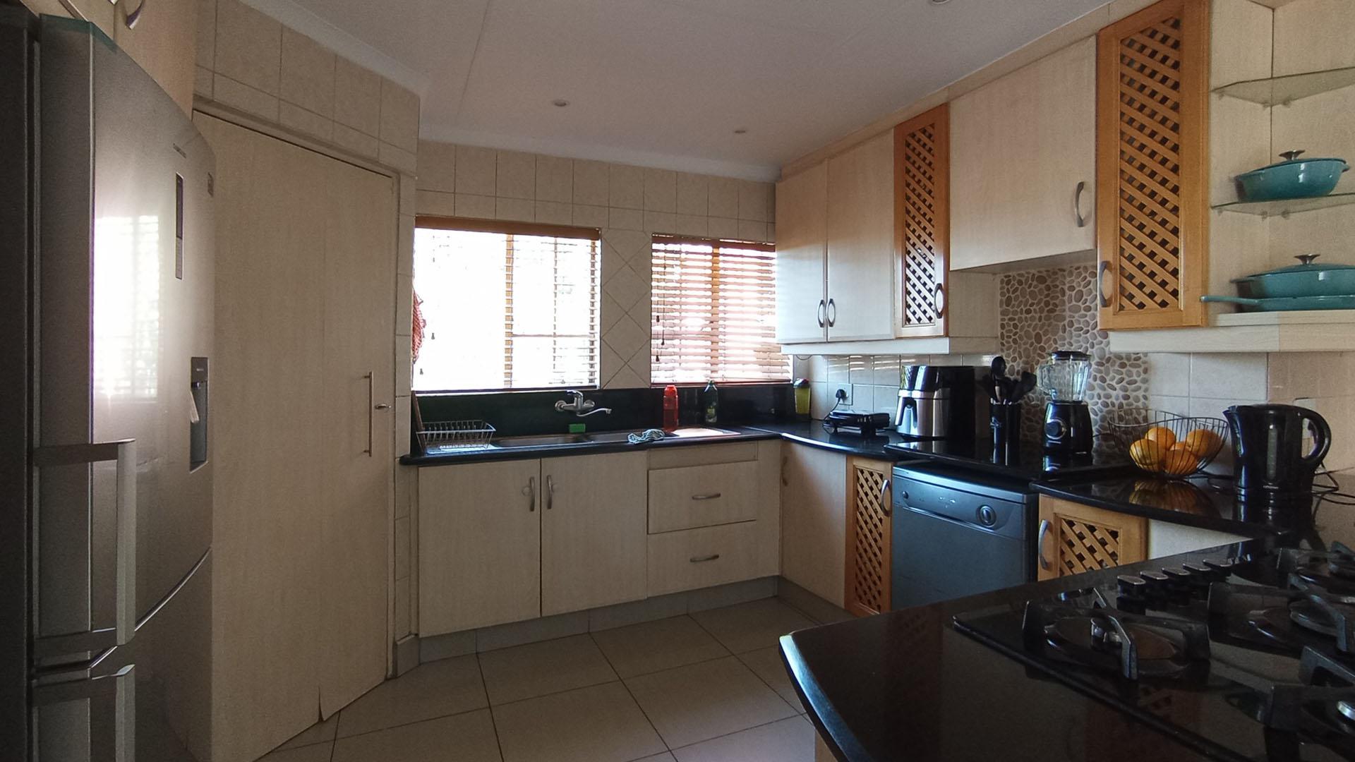 Kitchen - 23 square meters of property in Heuweloord