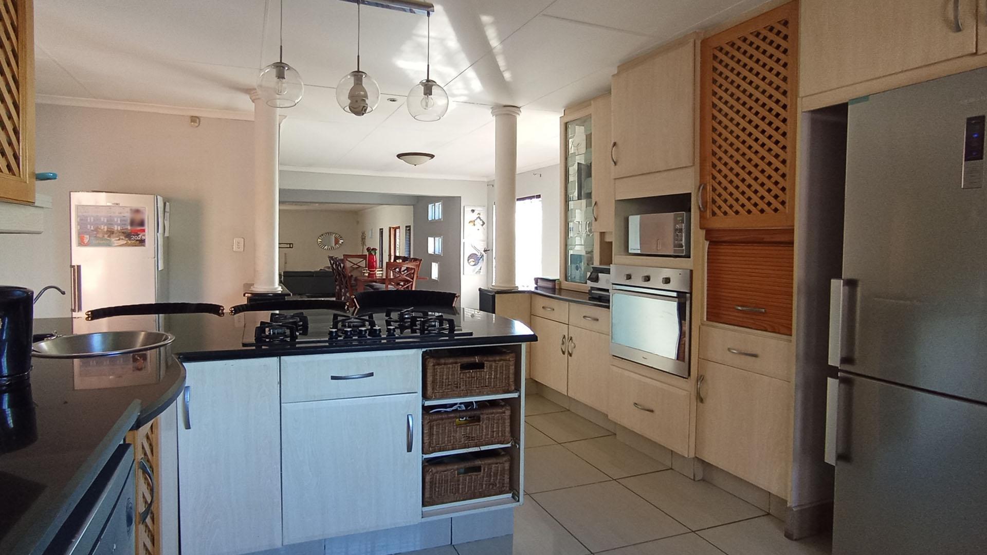 Kitchen - 23 square meters of property in Heuweloord