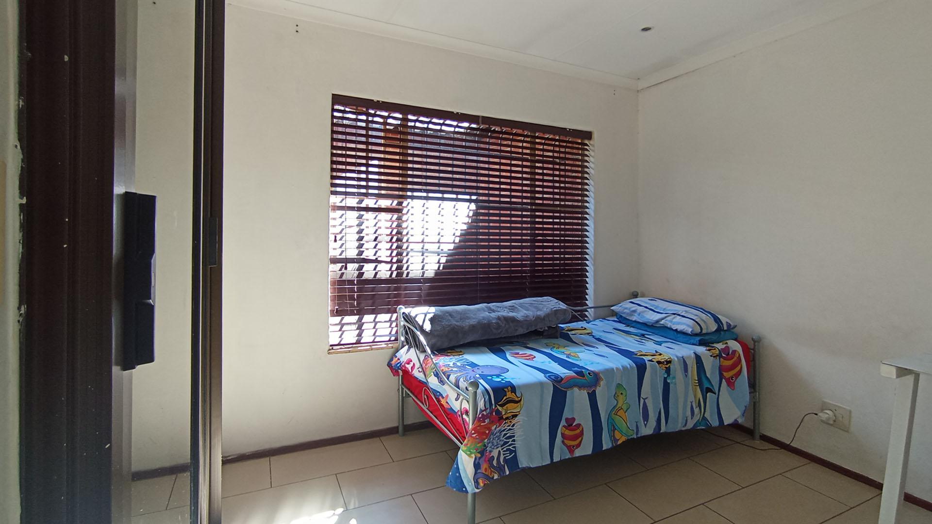 Bed Room 1 - 12 square meters of property in Heuweloord