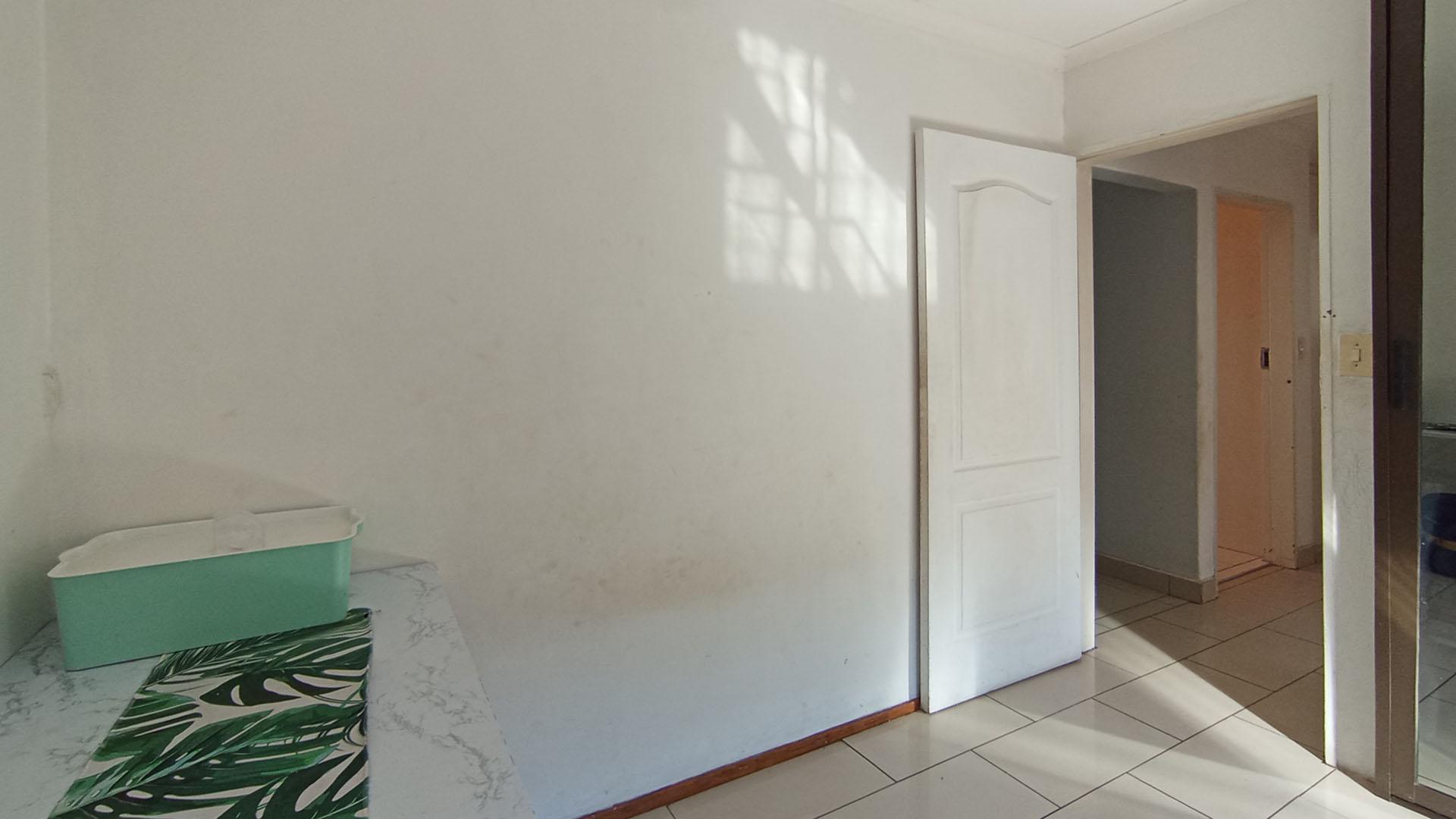 Bed Room 1 - 12 square meters of property in Heuweloord