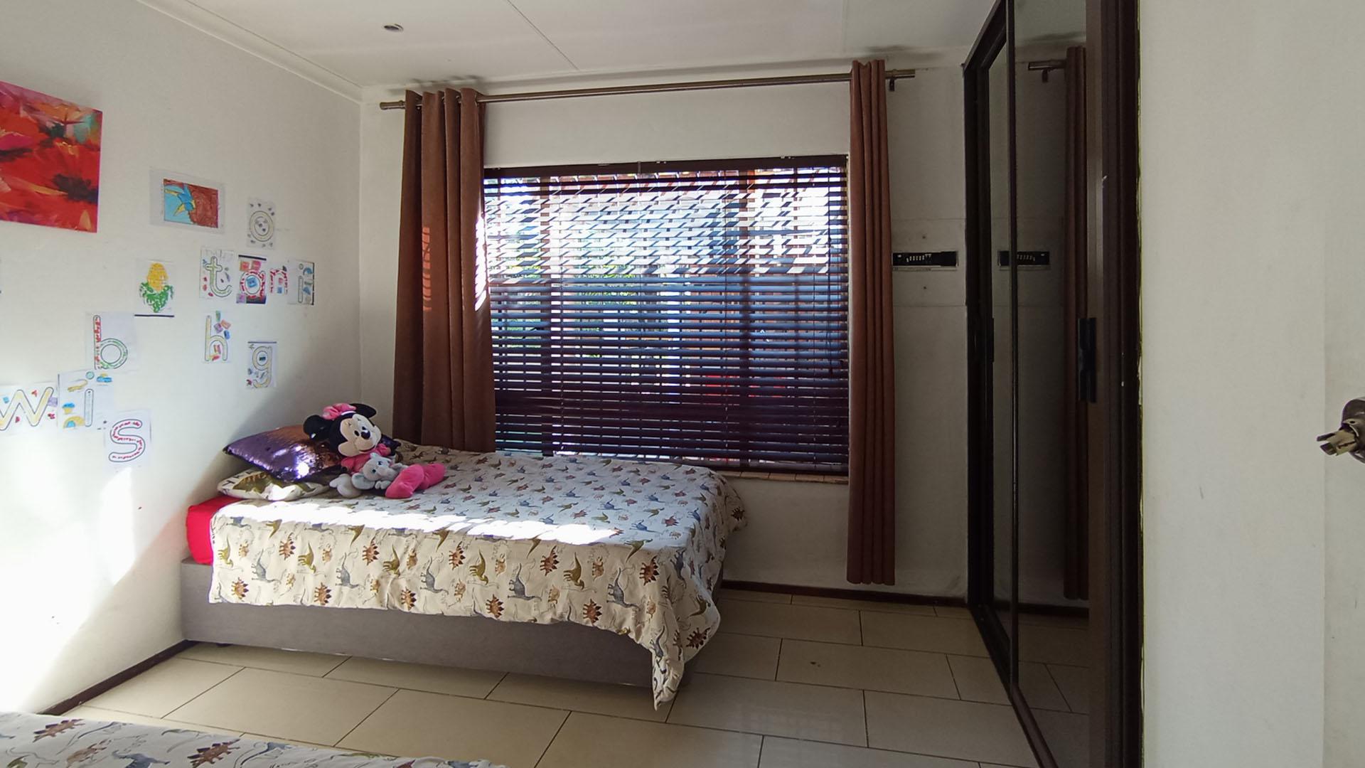 Bed Room 2 - 12 square meters of property in Heuweloord