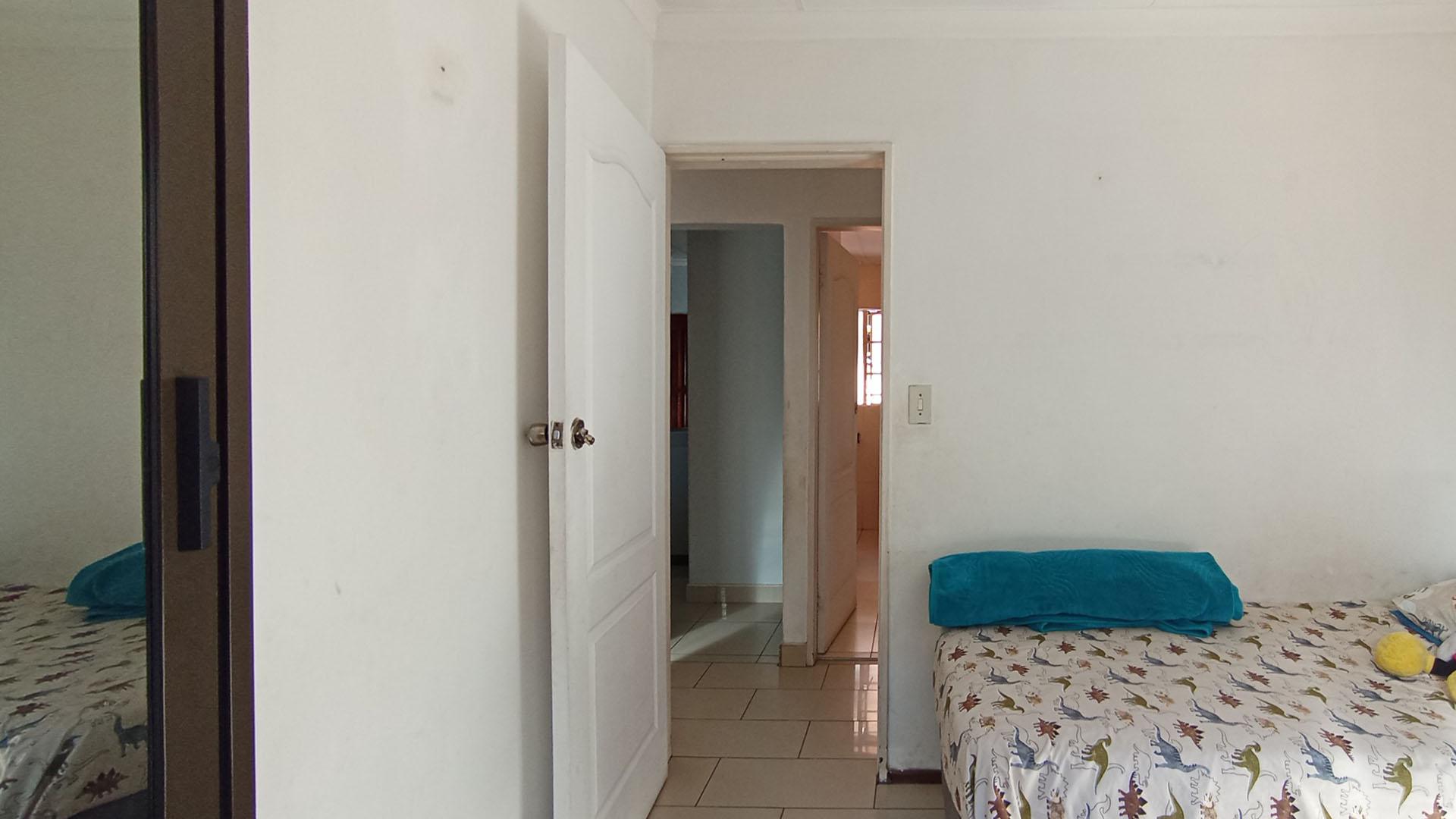 Bed Room 2 - 12 square meters of property in Heuweloord