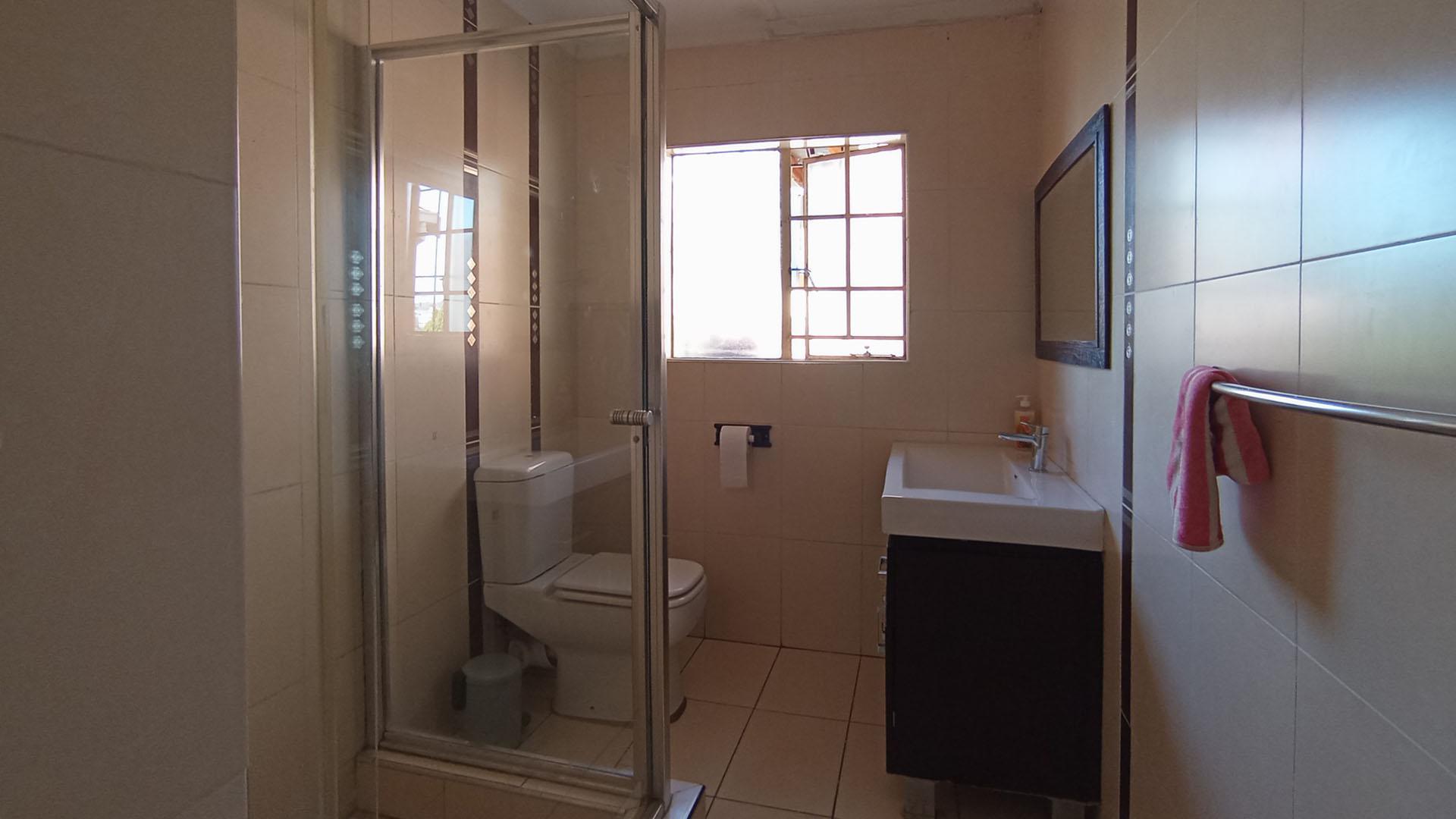 Bathroom 1 - 6 square meters of property in Heuweloord