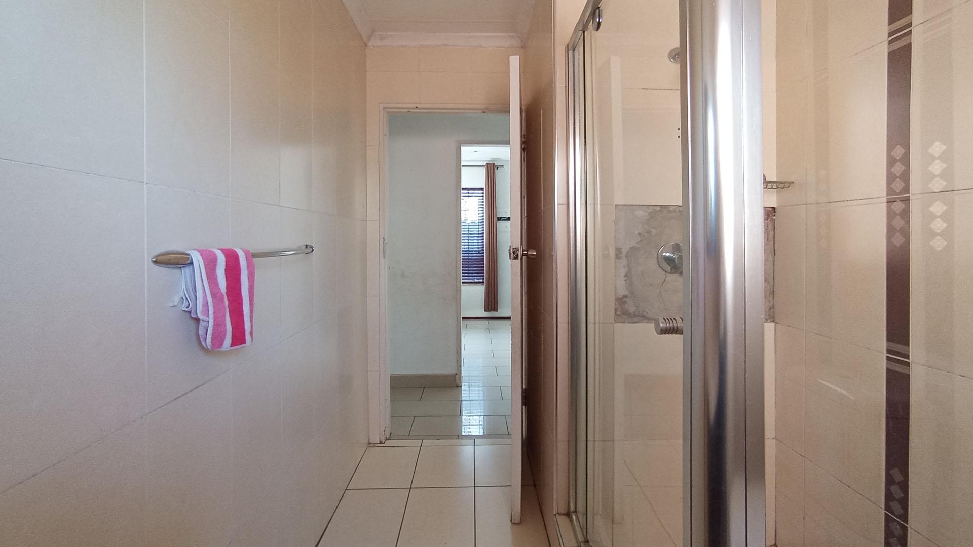 Bathroom 1 - 6 square meters of property in Heuweloord