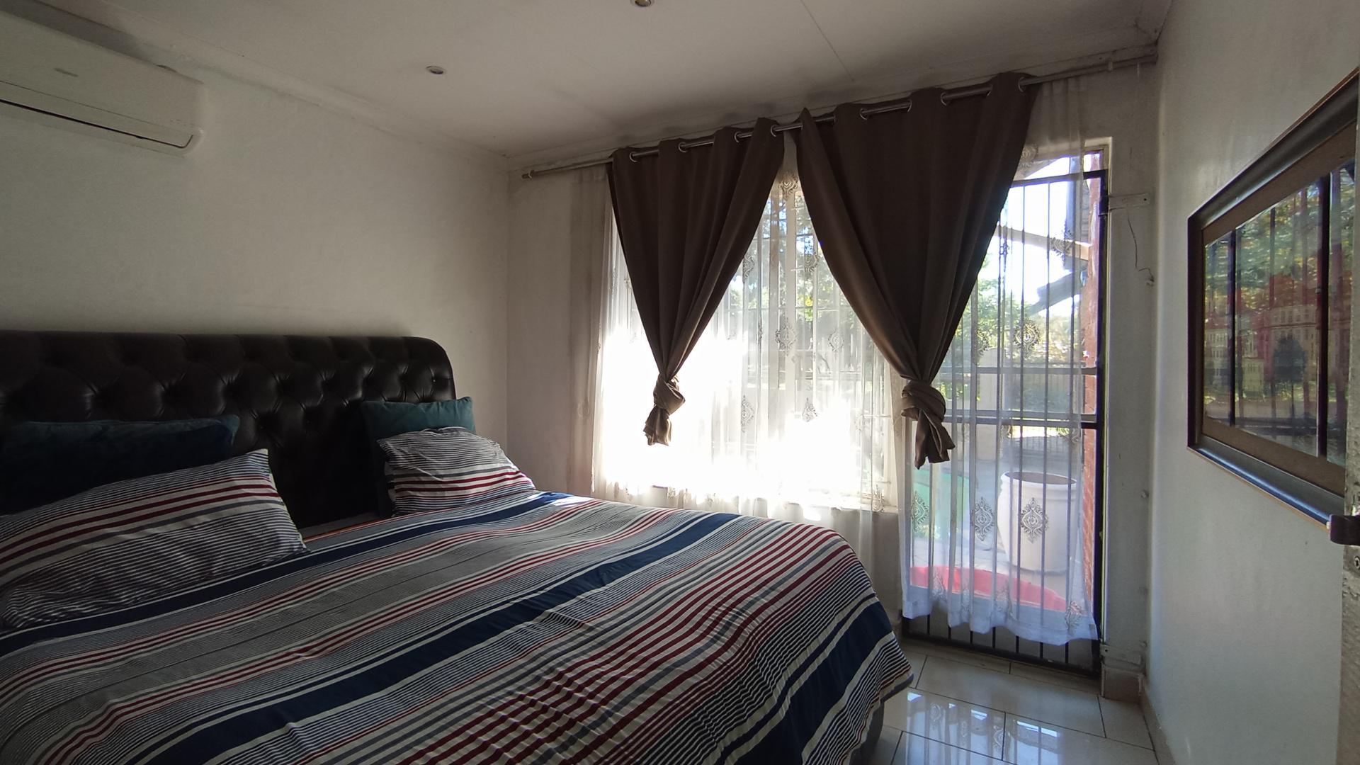 Main Bedroom - 22 square meters of property in Heuweloord