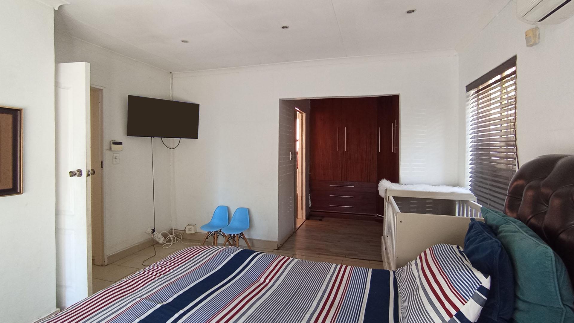 Main Bedroom - 22 square meters of property in Heuweloord