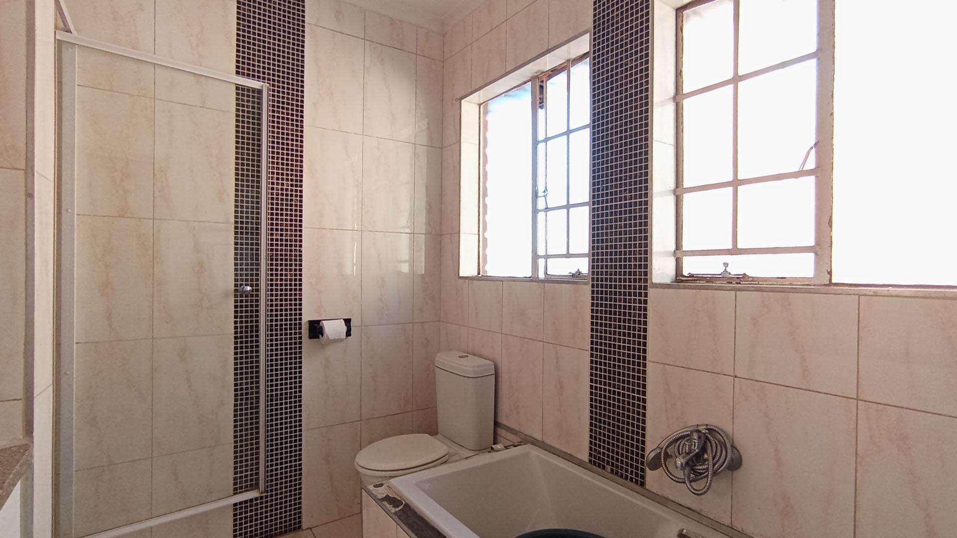 Main Bathroom - 8 square meters of property in Heuweloord