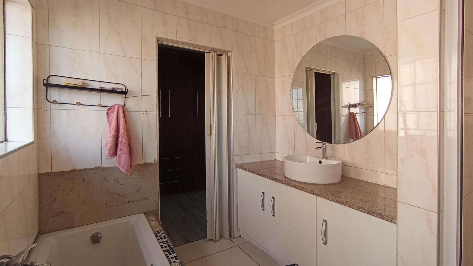 Main Bathroom - 8 square meters of property in Heuweloord
