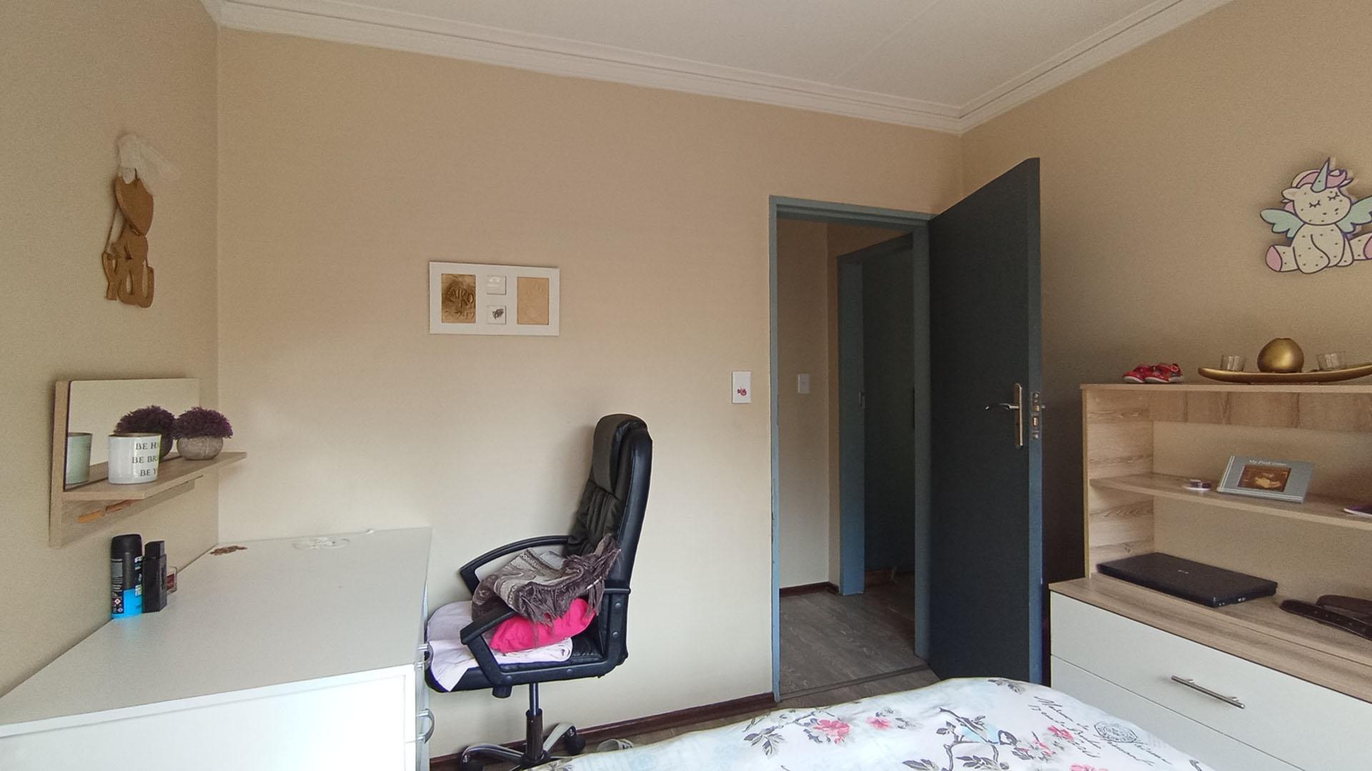 Bed Room 2 - 11 square meters of property in Die Wilgers