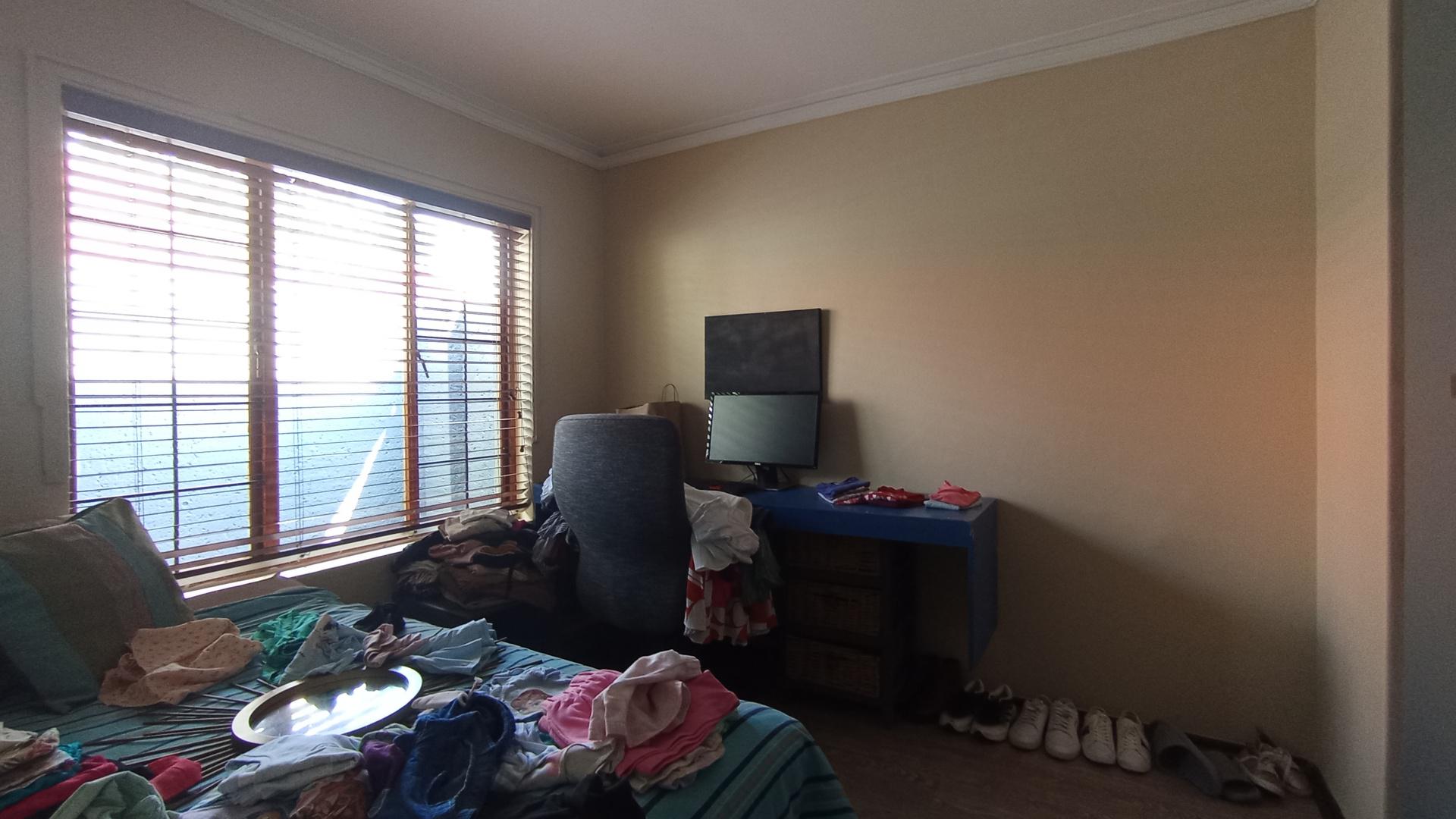 Bed Room 1 - 11 square meters of property in Die Wilgers