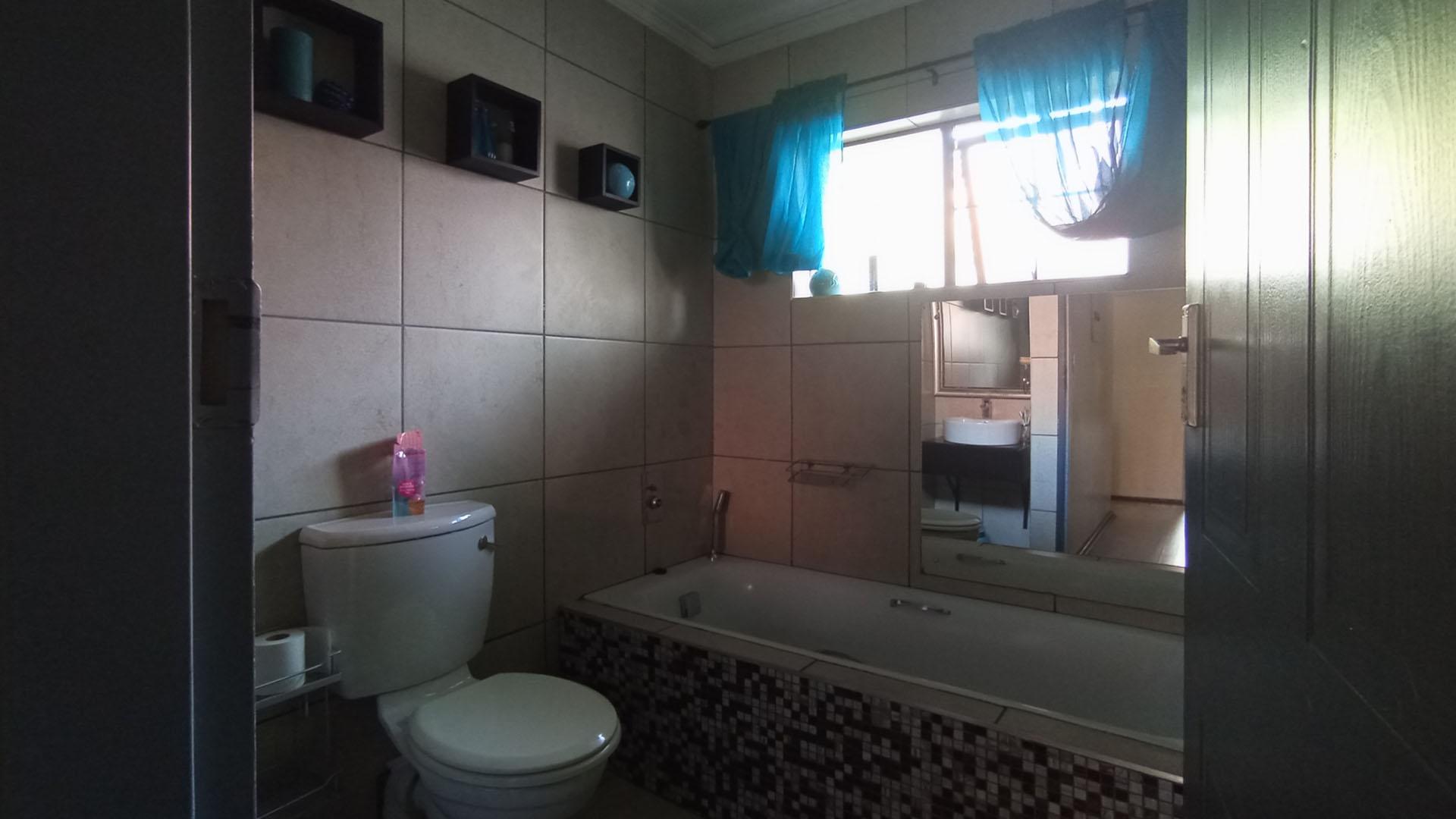 Bathroom 1 - 4 square meters of property in Die Wilgers