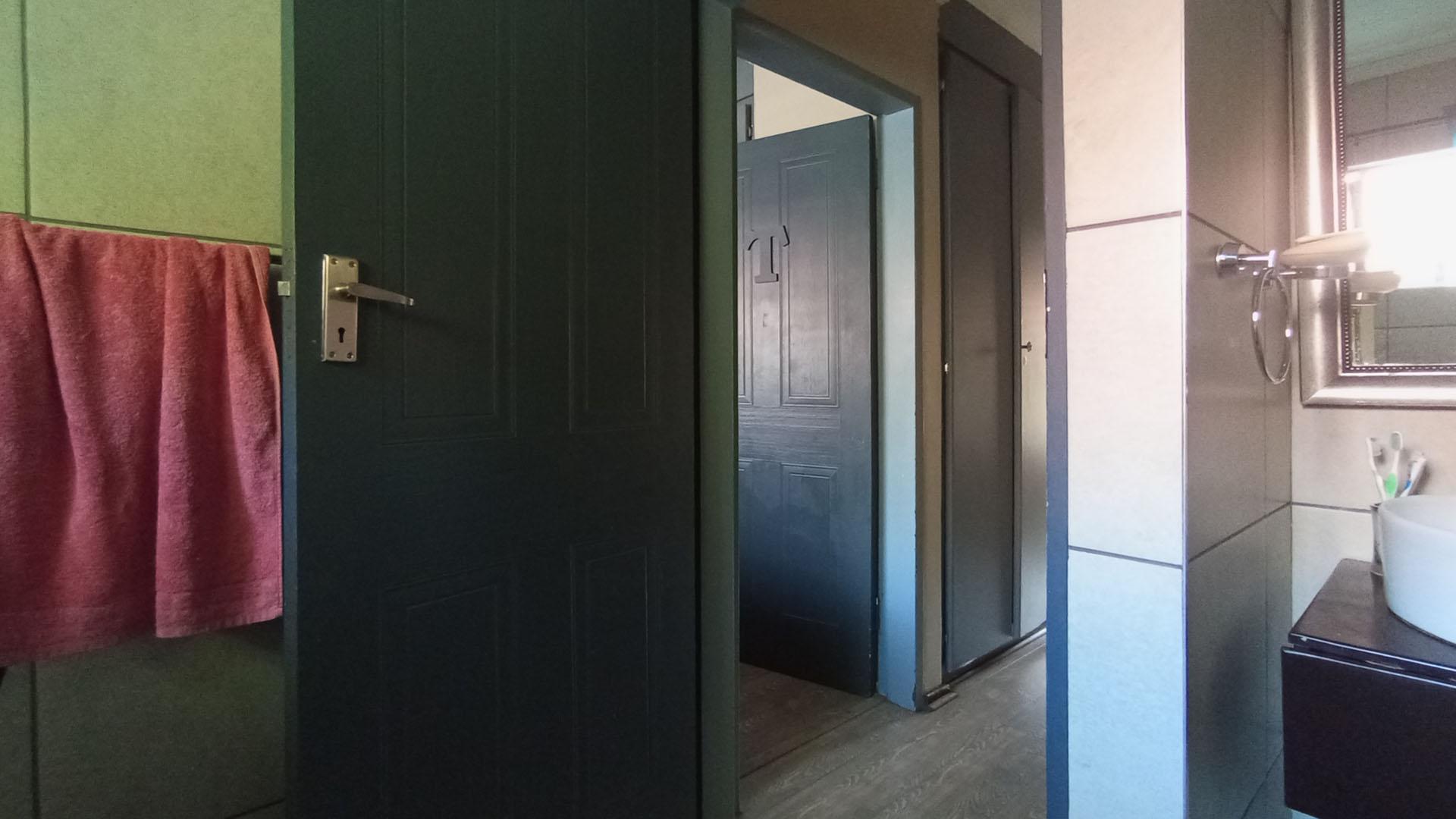 Bathroom 1 - 4 square meters of property in Die Wilgers