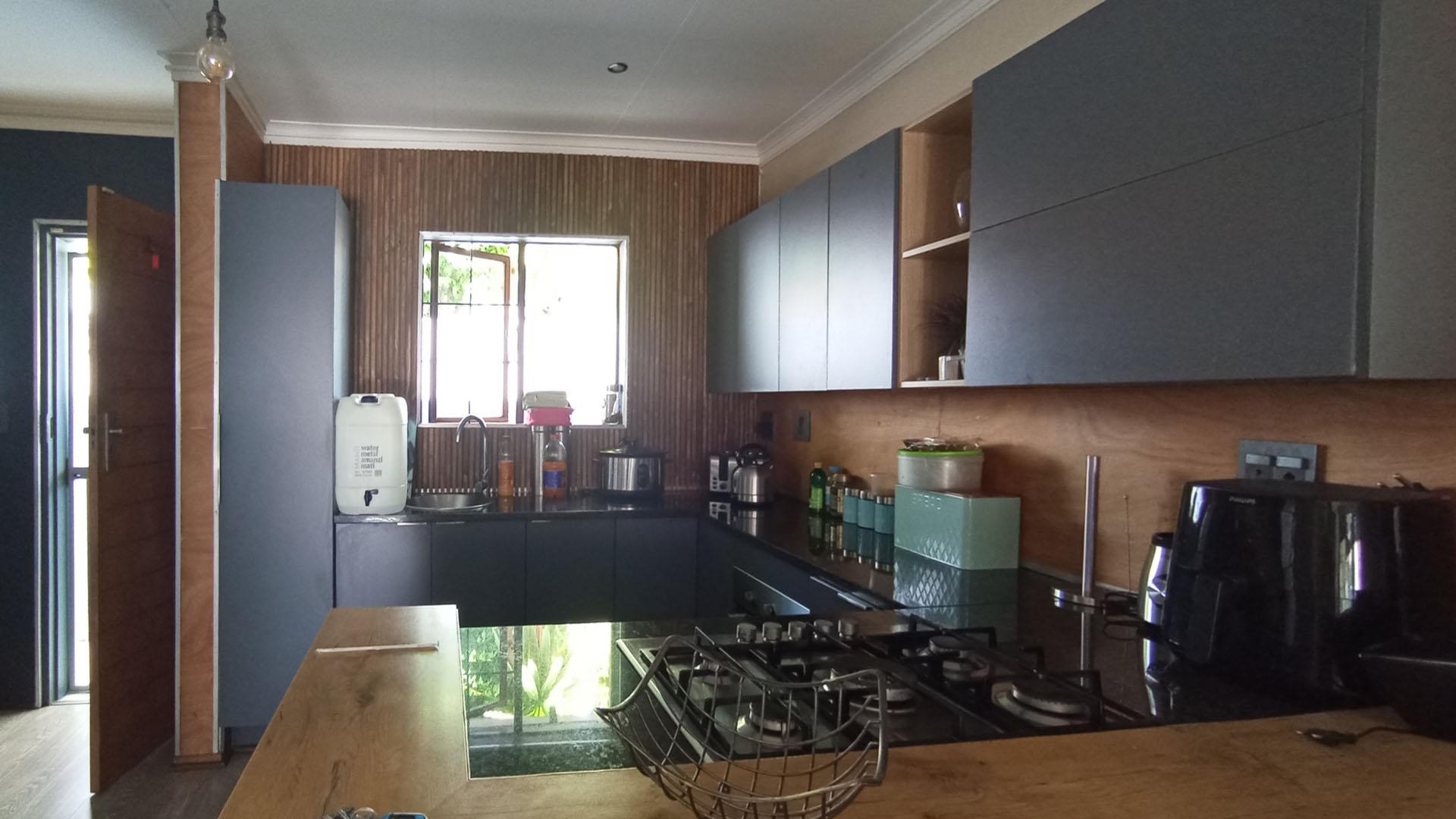 Kitchen - 8 square meters of property in Die Wilgers
