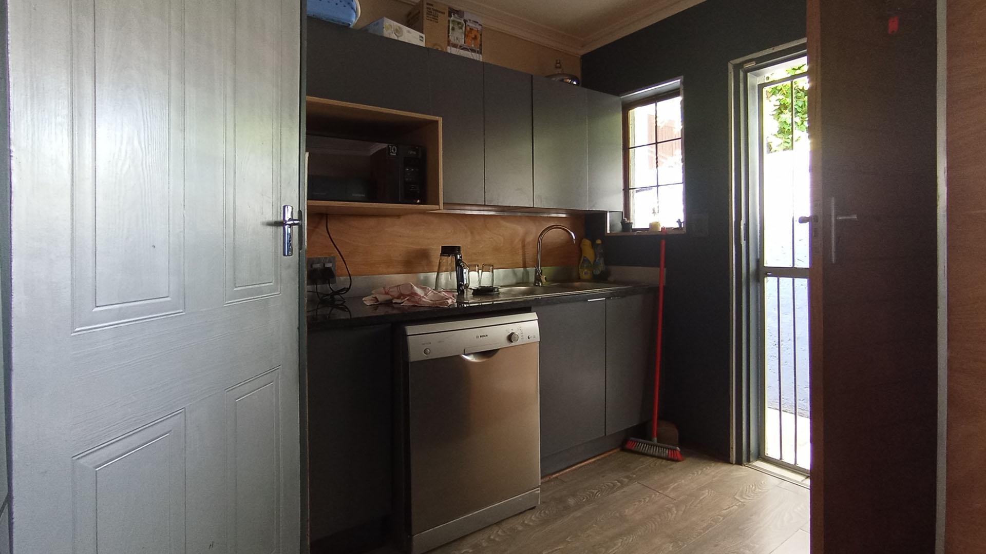 Scullery - 8 square meters of property in Die Wilgers