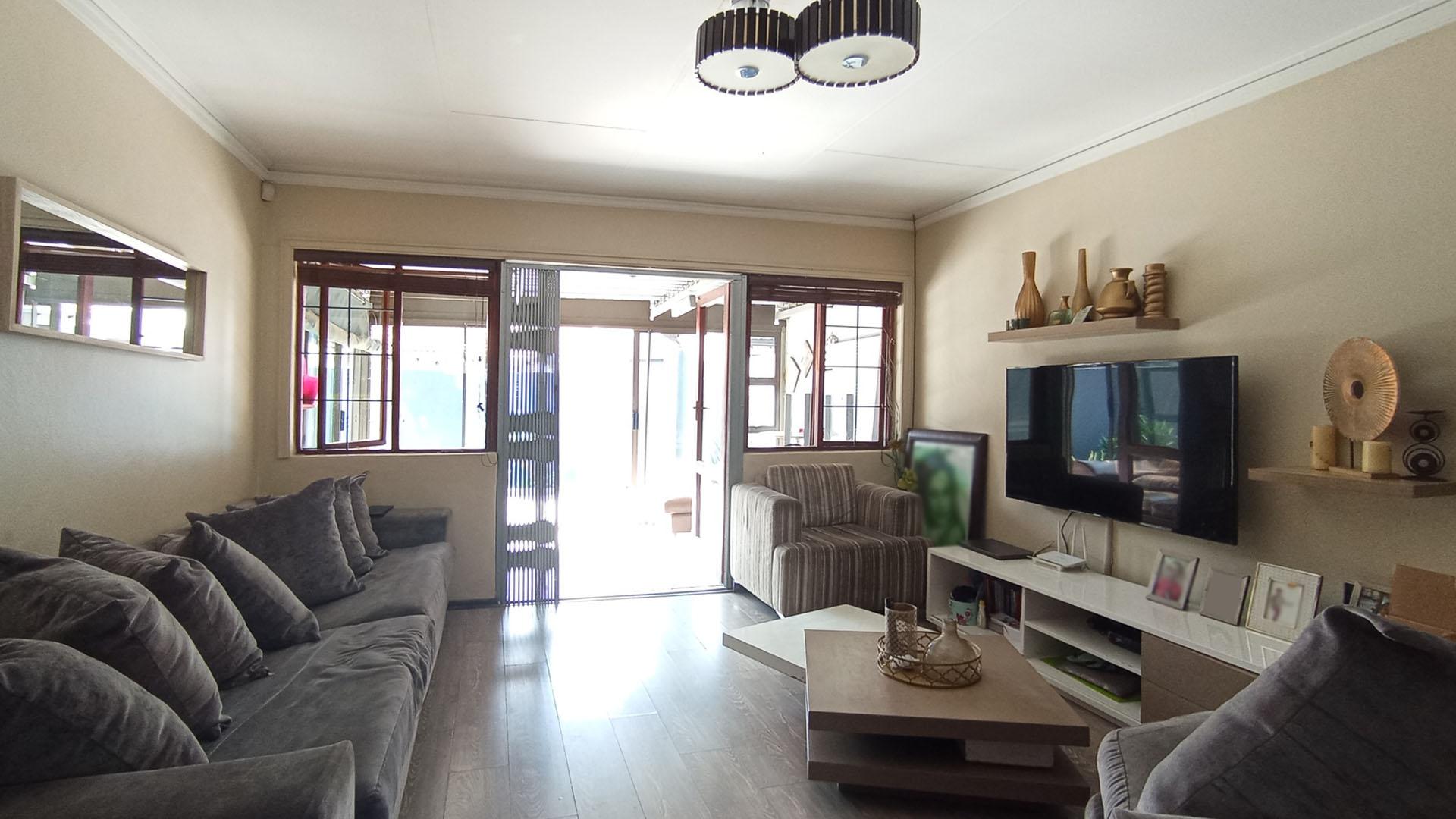 Lounges - 21 square meters of property in Die Wilgers