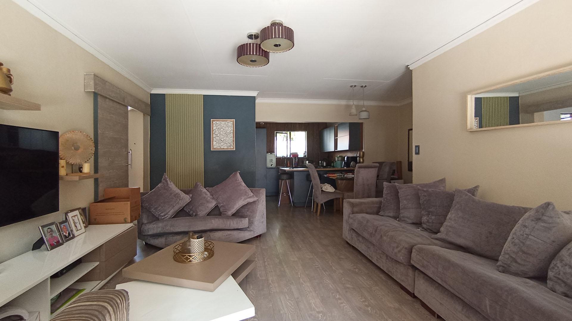 Lounges - 21 square meters of property in Die Wilgers